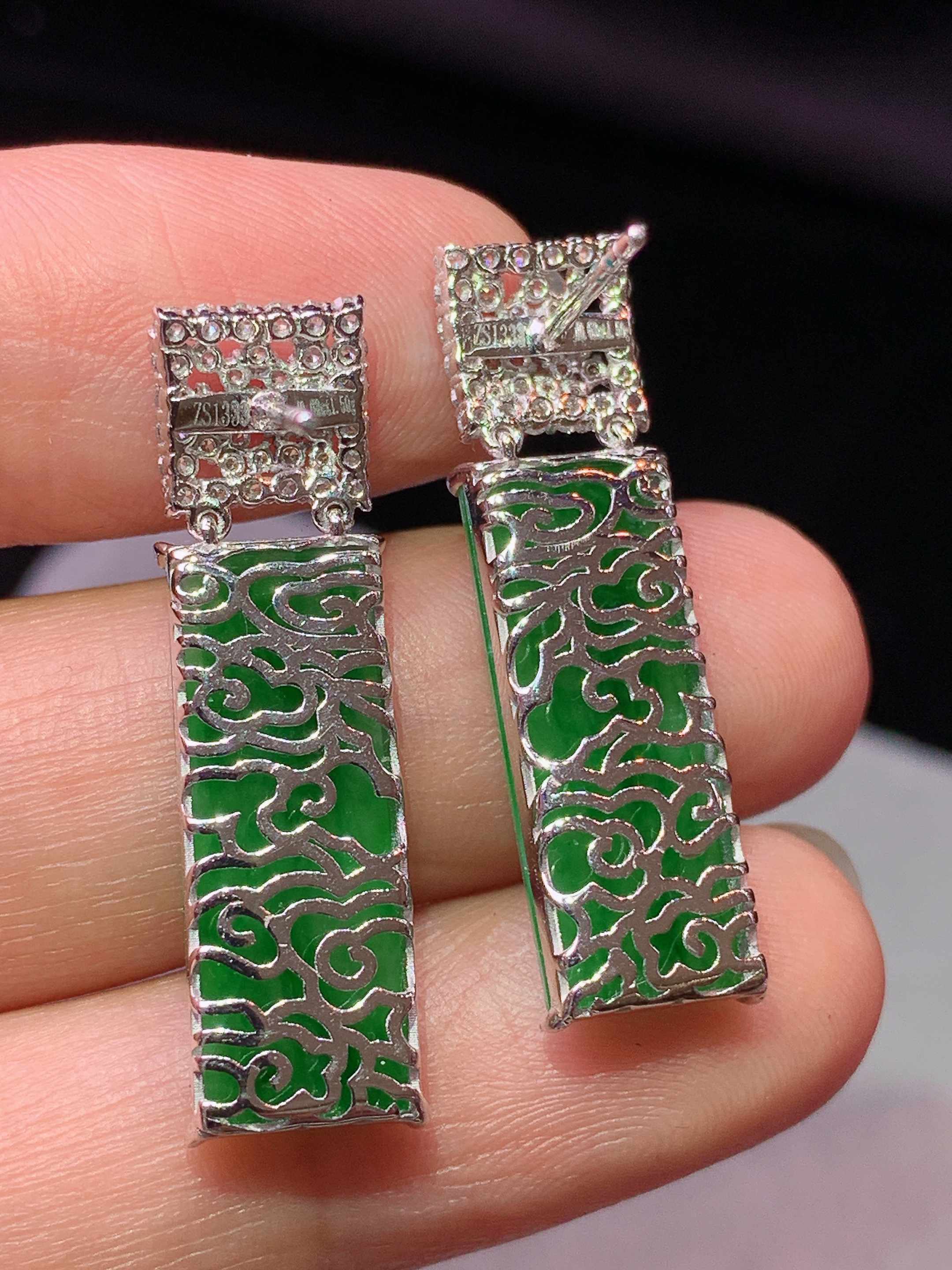 18k金钻镶嵌阳绿无事牌耳坠 玉质细腻 色泽艳丽清新 水润亮眼 整体尺寸29*8*3.8m5