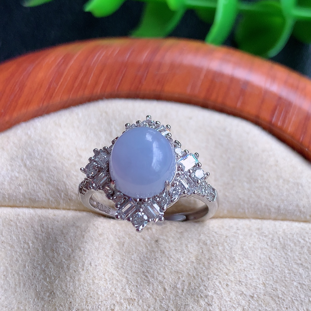 冰紫罗兰精美蛋面翡翠戒指  玉质细腻  冰清玉润  飘花灵动  颜色漂亮  W815.16  内径尺寸：16-15.3-8.8mm  裸石尺寸：8.2-7.5mm