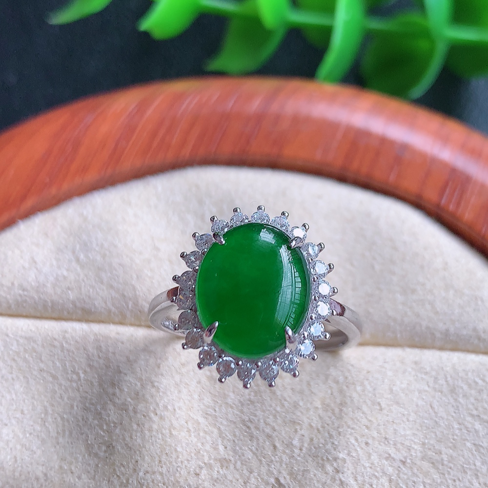 冰满绿精美蛋面翡翠戒指  玉质细腻  冰清玉润  飘花灵动  颜色漂亮  W815.16  内径尺寸：17-15-6mm  裸石尺寸：11-9mm