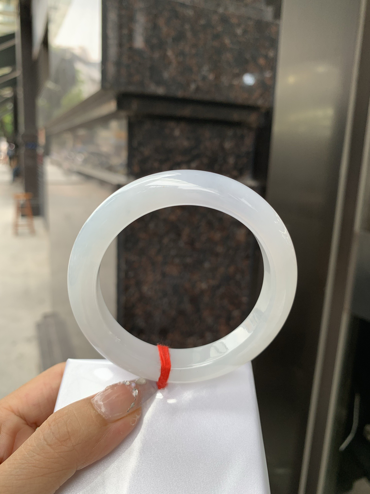 淡紫正圈，无暇。底妆干净细腻，胶感十足，淡淡的紫韵如烟似雾，意境飘渺