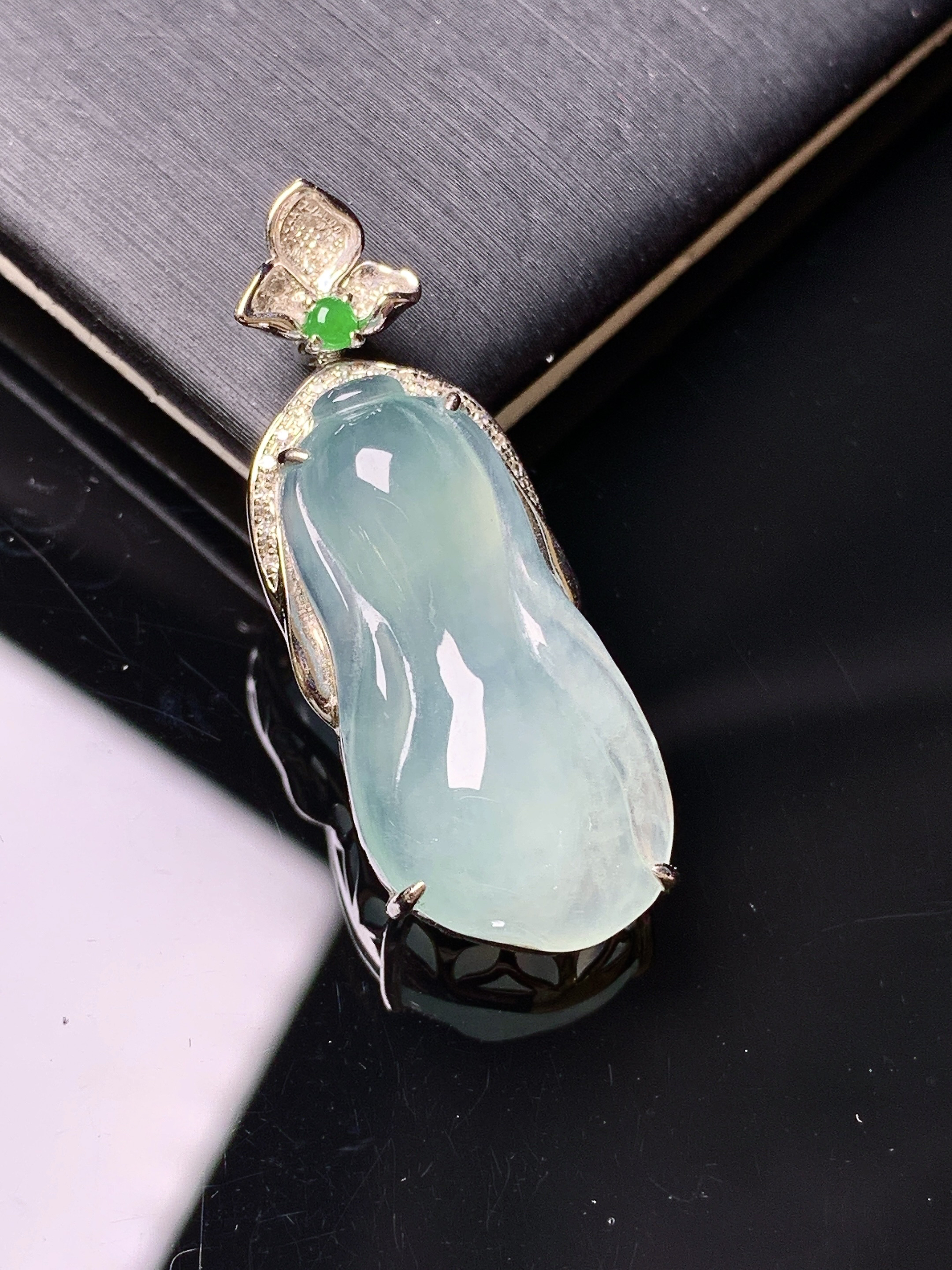 18k金钻镶嵌冰种白菜吊坠 玉质细腻 色泽艳丽清新 水润亮眼 整体尺寸33.5*12.7*8.2t1