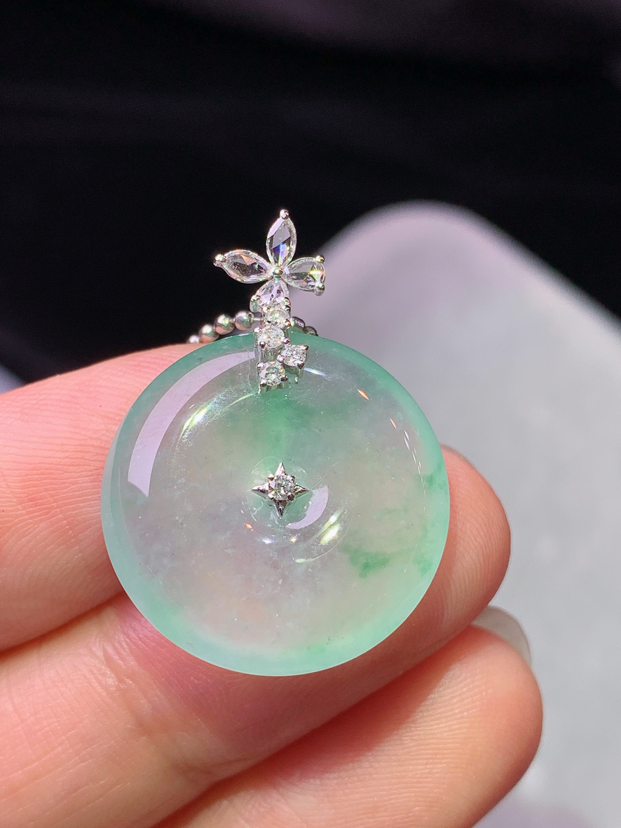 18k金钻镶嵌冰飘绿平安扣吊坠 玉质细腻 色泽艳丽清新 水润亮眼 整体尺寸26.2*19.5*5.6m3