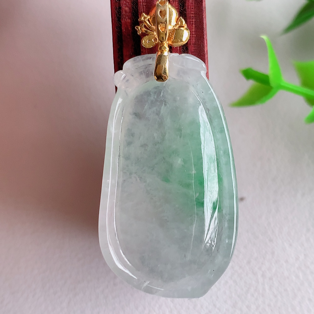 18k金扣冰润飘绿福瓜翡翠吊坠，呱呱来财，福气满满的美好寓意，清新自然  沁人心脾，造型独特，清秀高雅  W01.16  整体尺寸：42-19-6.8mm   裸石尺寸：34-19-6.8mm
