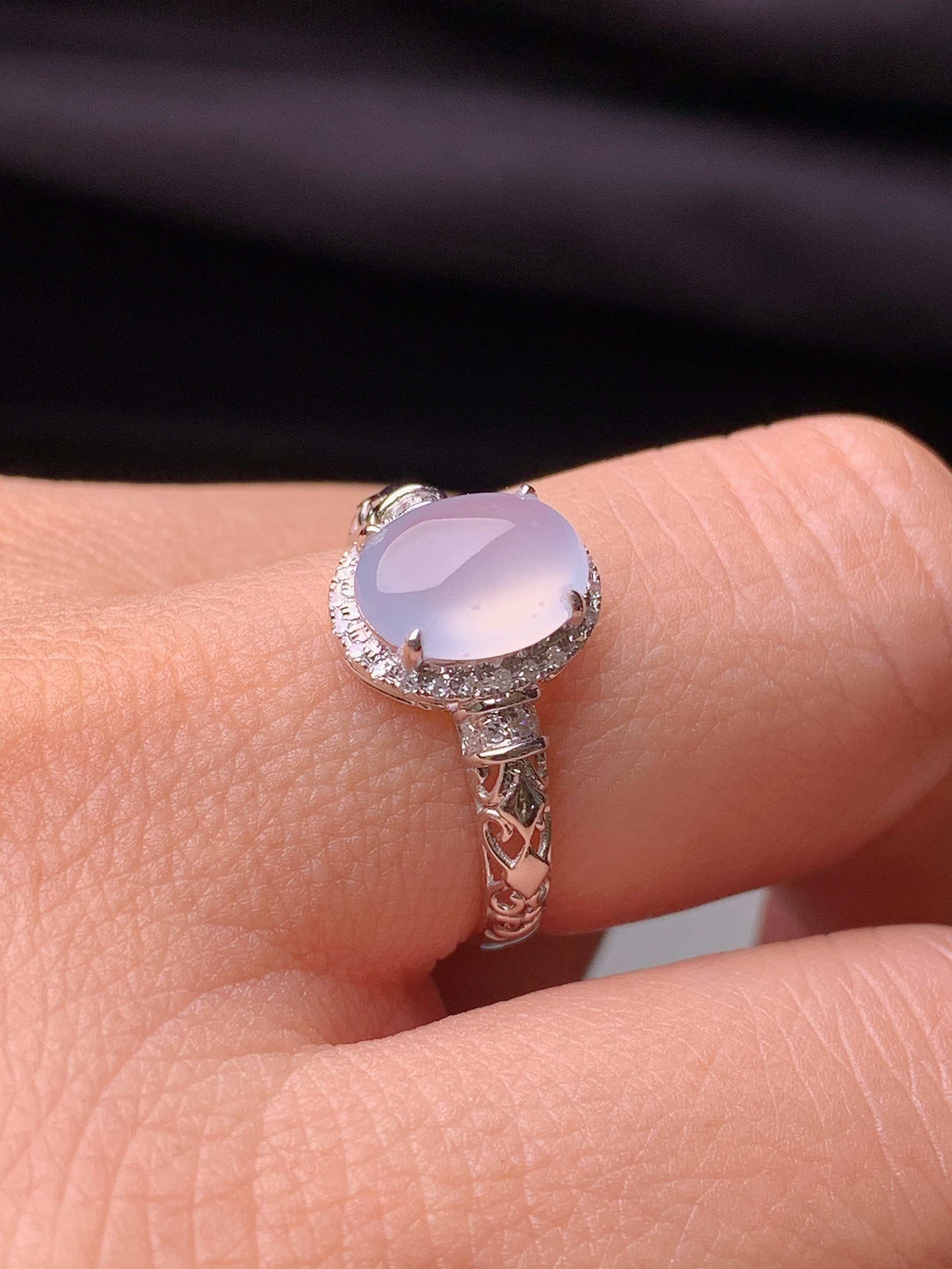 18k金钻镶嵌冰种蛋面戒指 玉质细腻 色泽艳丽清新 水润亮眼 圈口13 整体尺寸10.8*9.5*6.5t1