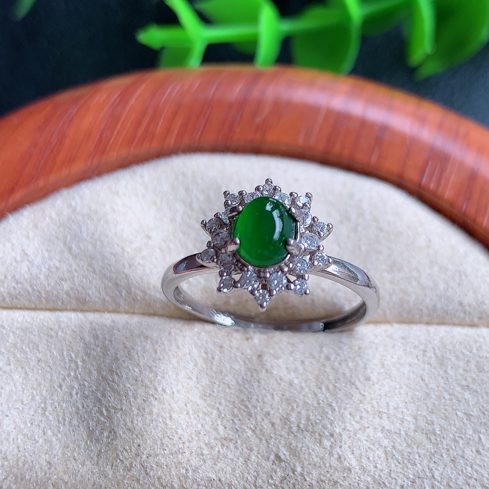 冰满绿精美翡翠蛋面戒指  玉质细腻  冰清玉润  飘花灵动  颜色漂亮  W481.16  内径尺寸