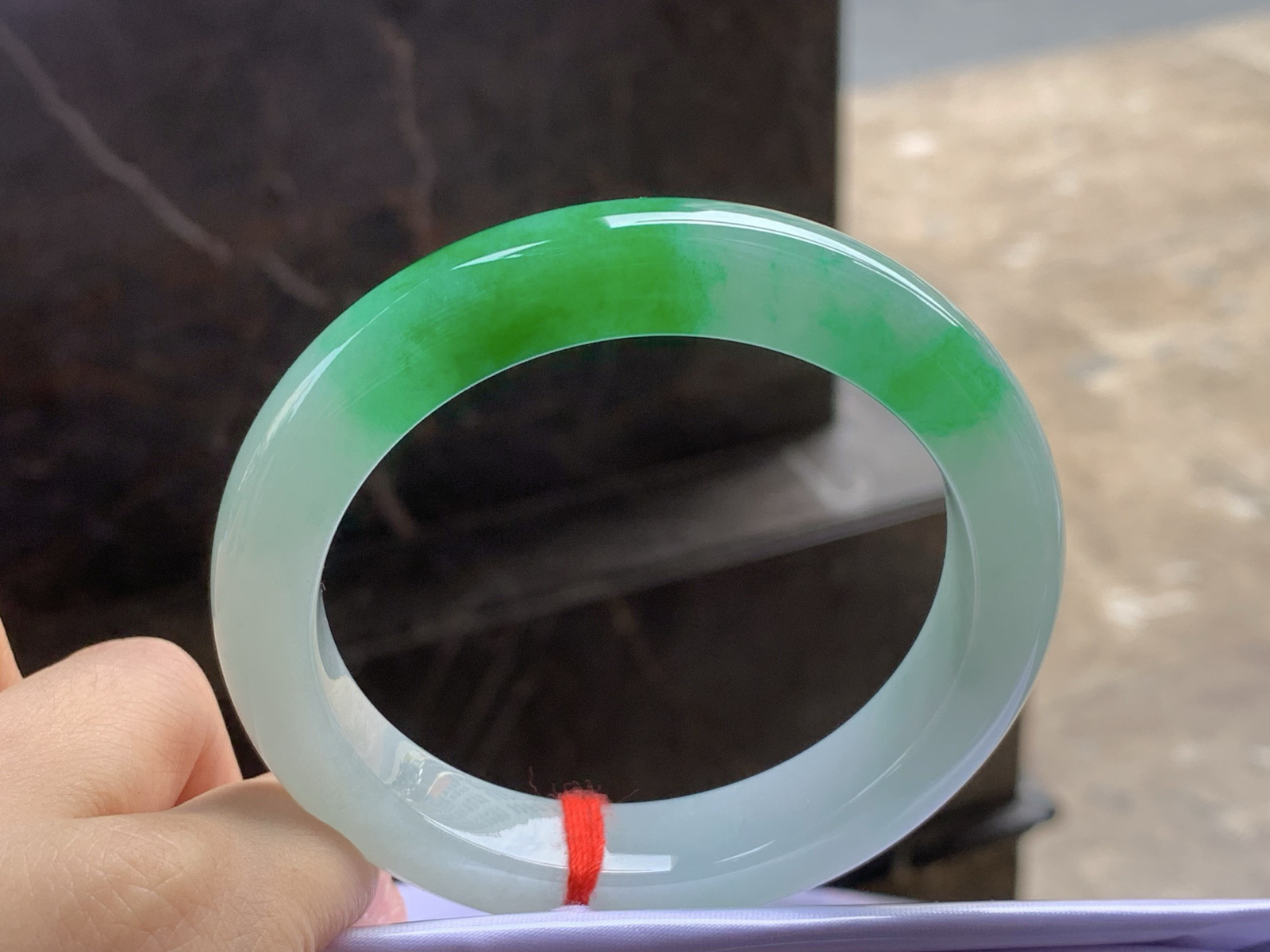 辣绿手镯
颜色漂亮 58.5/12.2/9.6mm