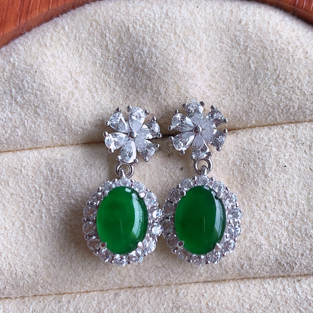 冰满绿翡翠925银镶嵌耳坠，自然光实拍，翠色灵动，颜色漂亮，种老水足，品相佳，佩戴佳品！W815.16  取一整体尺寸：19-9.3-5.8mm  裸石尺寸：7.8-5.8mm