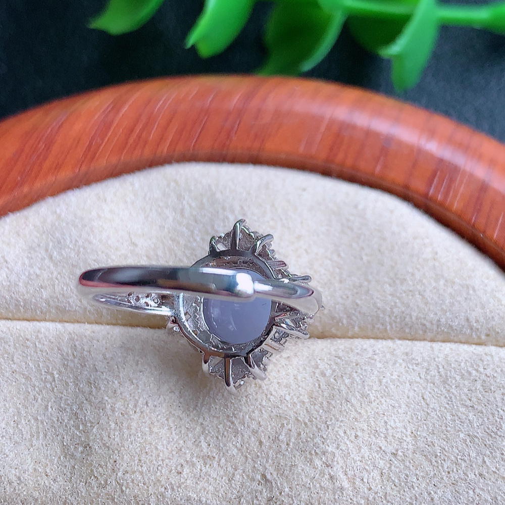 冰紫罗兰精美蛋面翡翠戒指  玉质细腻  冰清玉润  飘花灵动  颜色漂亮  W815.16  内径尺寸：16-15.3-8.8mm  裸石尺寸：8.2-7.5mm