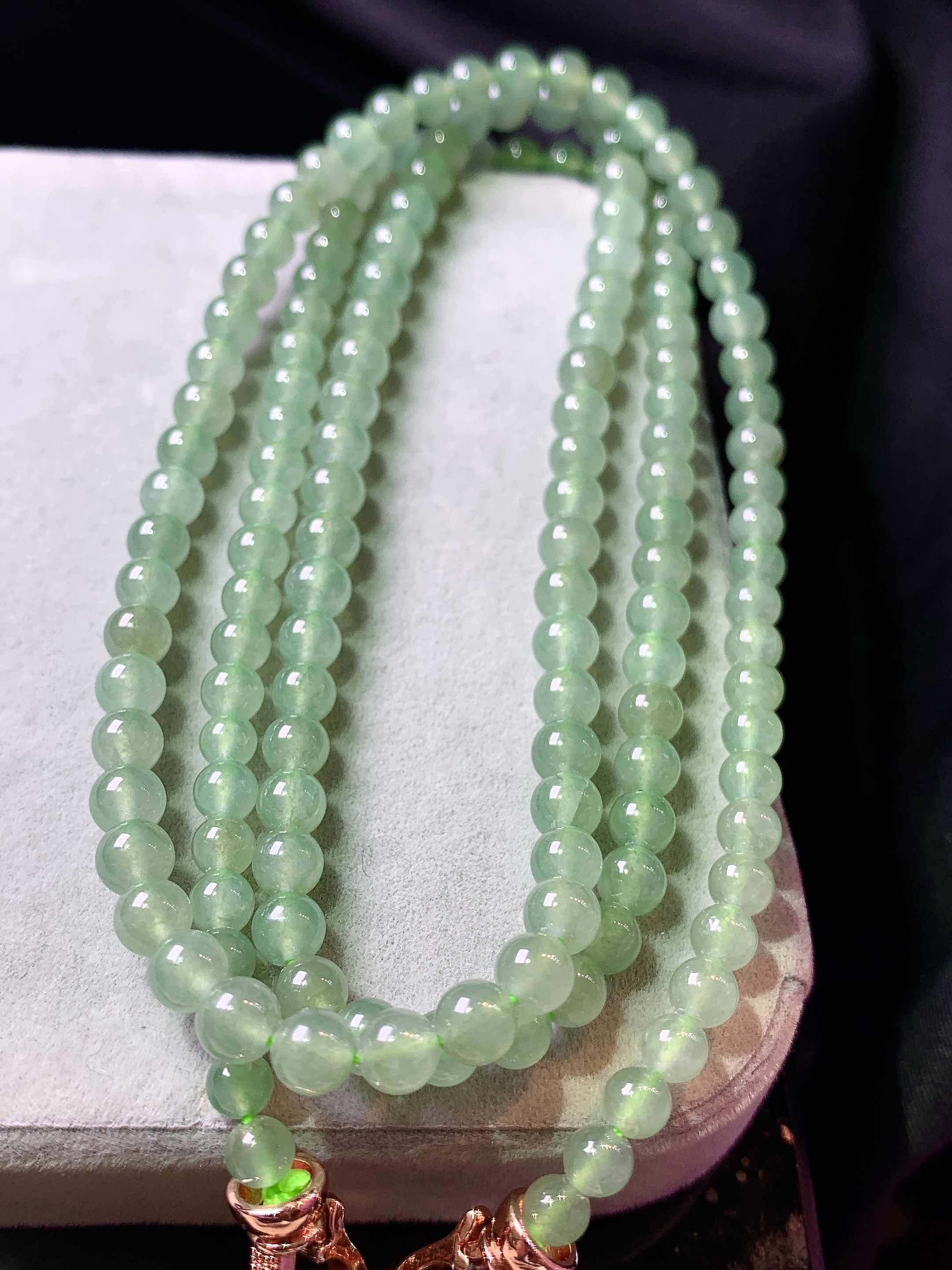 冰种浅绿圆珠项链 玉质细腻 色泽艳丽清新 水润亮眼 整体尺寸4.3c5