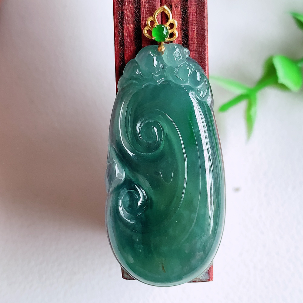 18k金扣蓝冰吉祥如意翡翠吊坠  寓意“万事如意，吉祥如意,福寿绵长 心想事成”饱满大气，通透水润  W01.16  尺寸：36-18-4.3mm