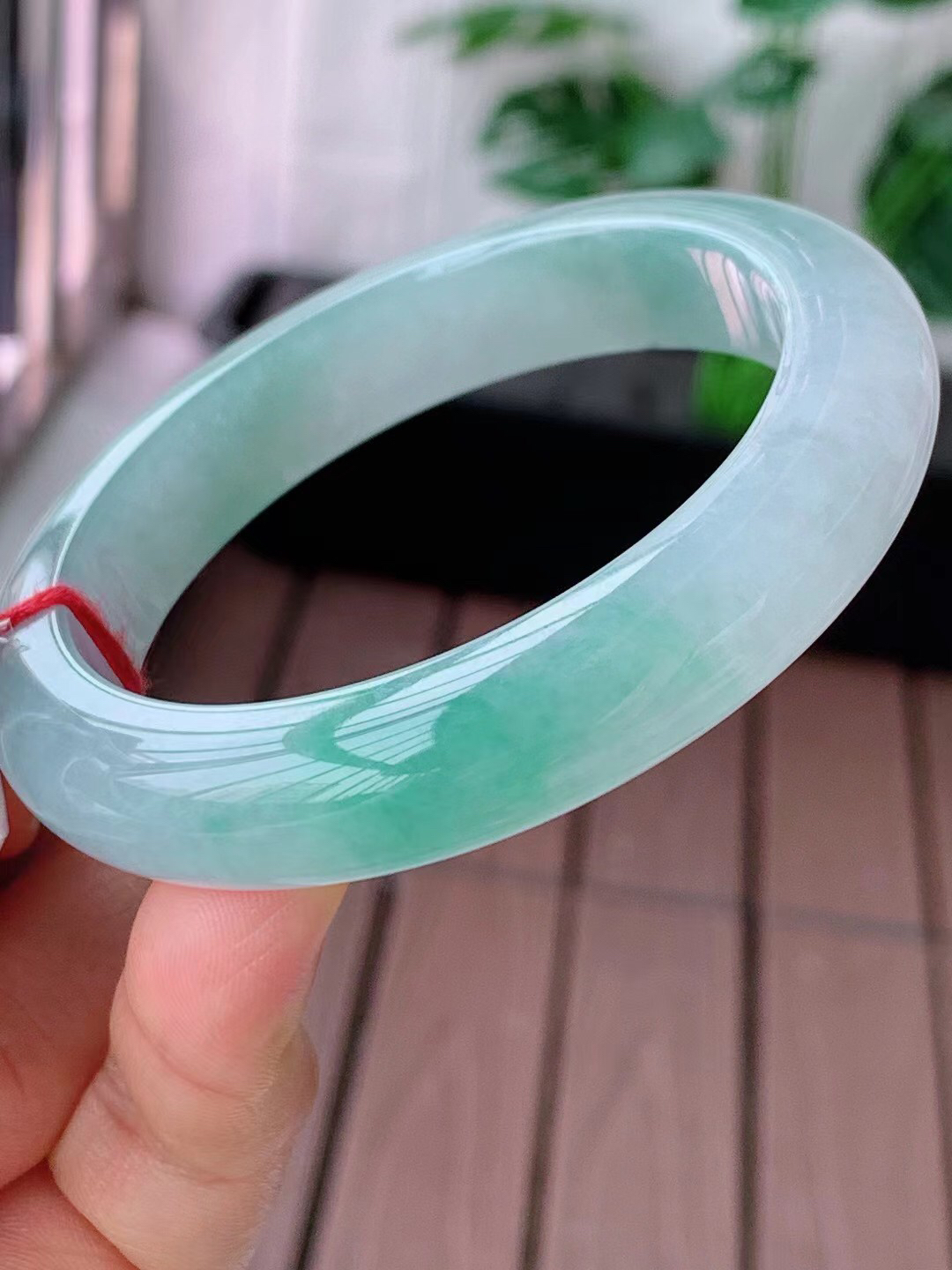 【翡翠名称】老坑种冰飘花54.5正圈口手镯
【翡翠尺寸】54.5/11.8/8.9mm适合53.5-56正圈口佩戴
【翡翠描述】宝贝种老水足，玉质细腻，色泽靓丽，性价比高，佩戴效果好！
【其它赠送】权威证书/精美挂绳盒子/支持全国复检