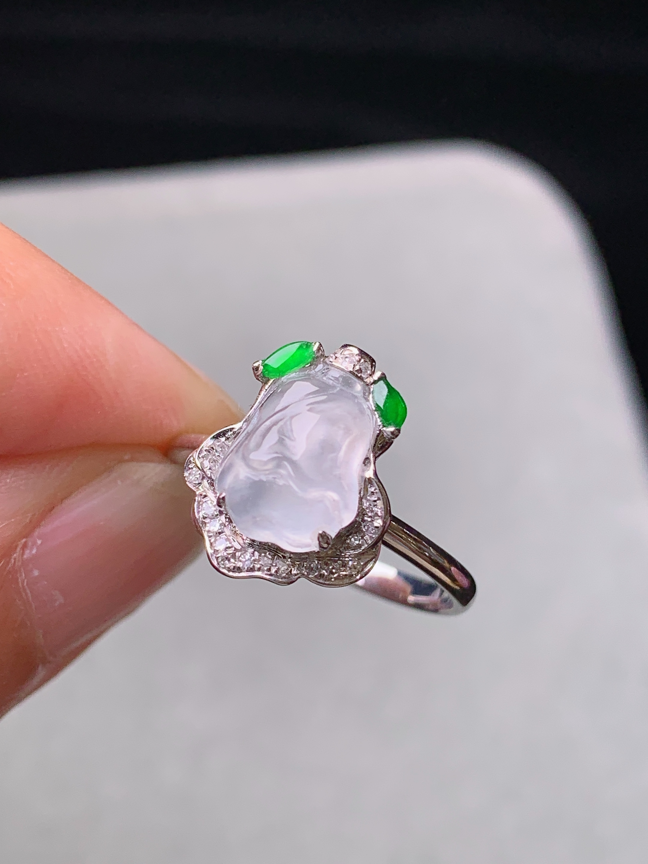 18k金钻镶嵌冰种白菜戒指 玉质细腻 色泽艳丽清新 水润亮眼 圈口13 整体尺寸13*10.8*6.8t1