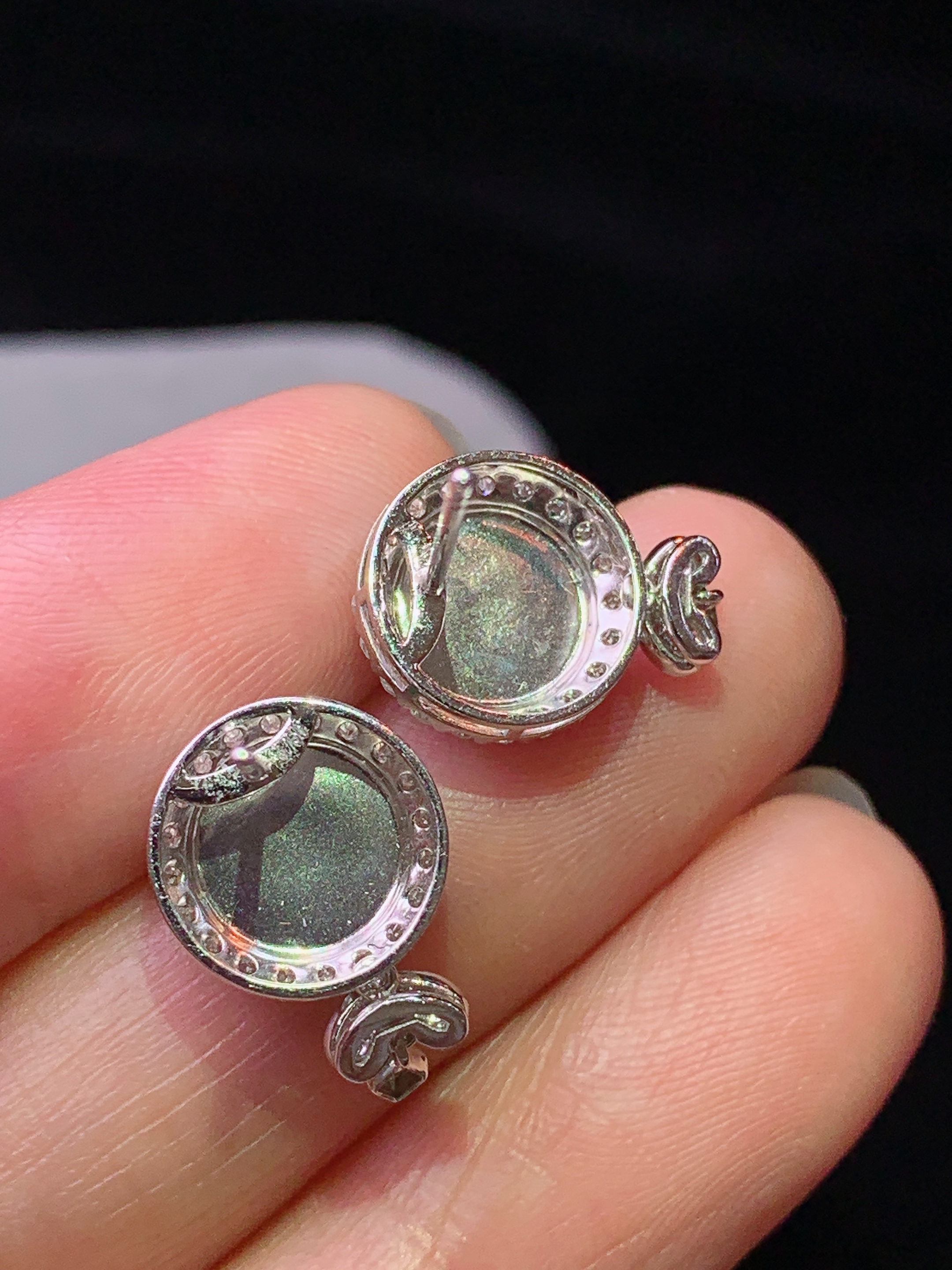 18k金钻镶嵌阳绿圆通耳钉 玉质细腻 色泽艳丽清新 水润亮眼 整体尺寸15.5*10.2*5.2h1