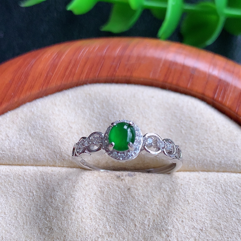 冰满绿精美蛋面翡翠戒指  玉质细腻  冰清玉润  飘花灵动  颜色漂亮  W815.16  内径尺寸