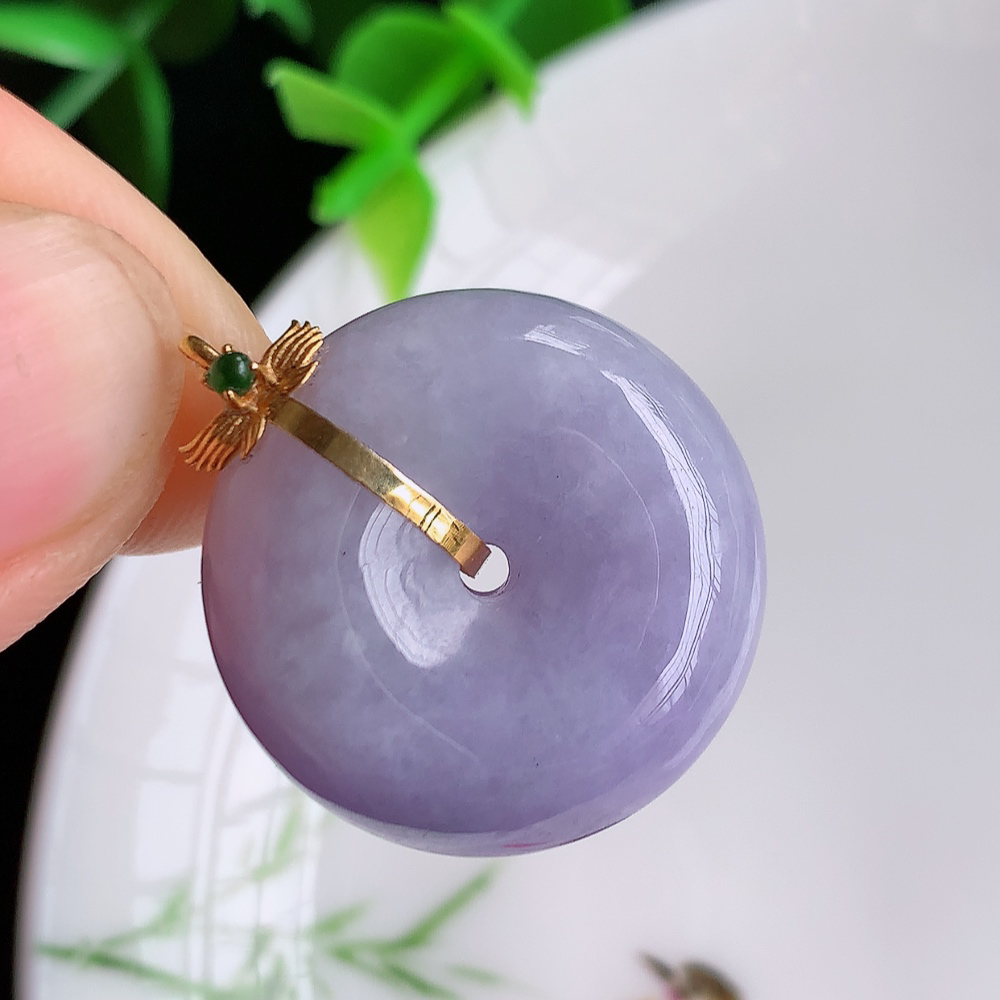 18k金冰润紫罗兰平安扣吊坠，厚装饱满，冰润剔透，细腻水足，种质润泽，飘花灵动，佩戴优雅大气，W49.16   整体尺寸：26-22.3-11mm   裸石尺寸：22.3-11mm