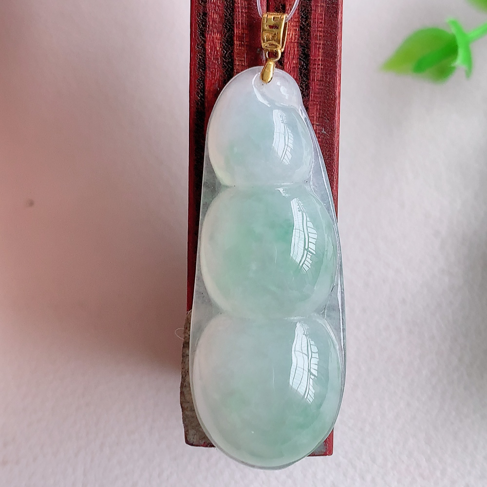 18k金扣冰润福豆翡翠挂件，老种飘花  冰清玉洁  胶感十足  寓意“四季平安，福气满满”颜色鲜艳，清新自然，饱满通透   W49.16  尺寸：37-14.3-6.2mm