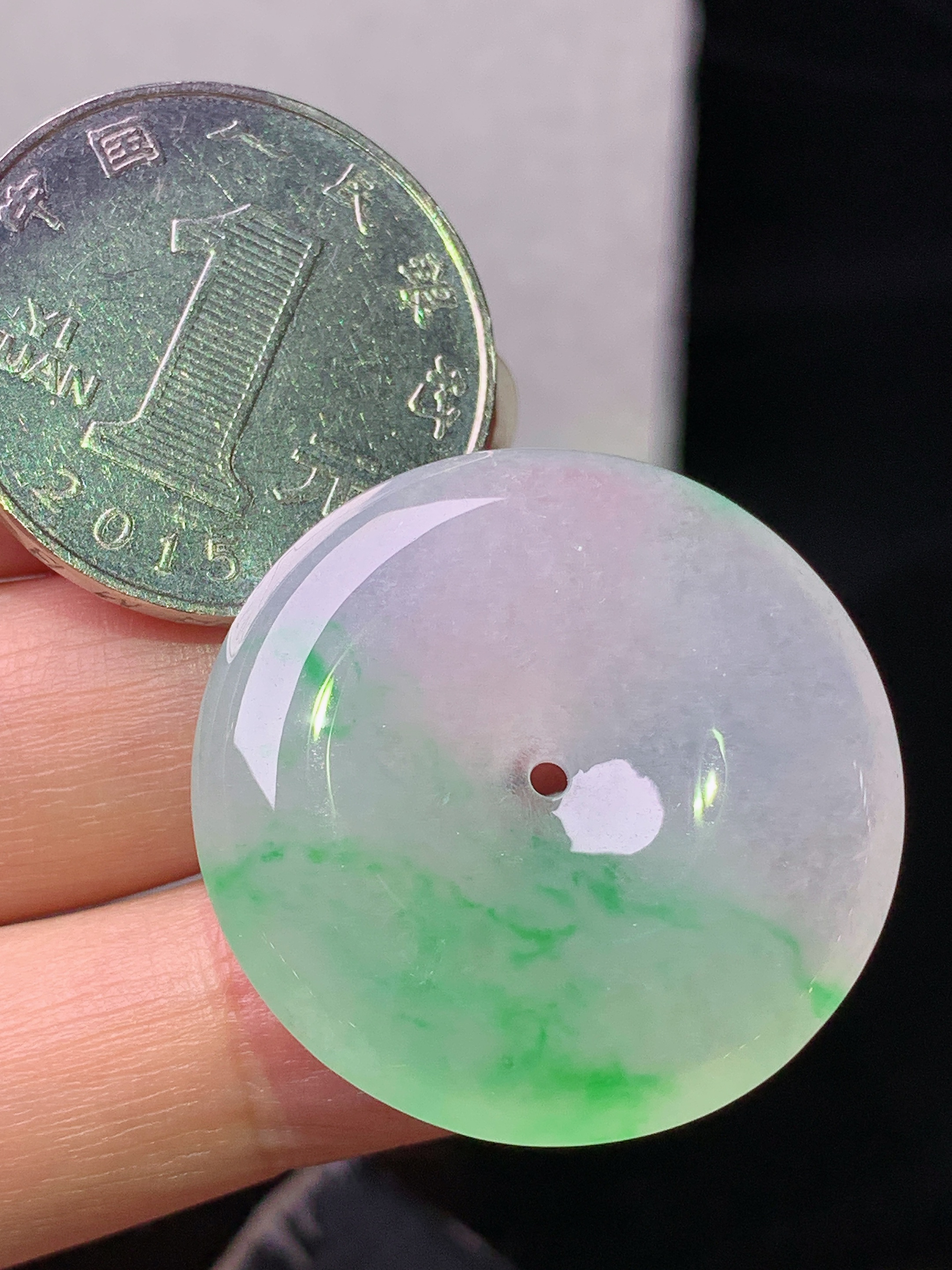 冰飘阳绿平安扣吊坠 玉质细腻 色泽艳丽清新 水润亮眼 整体尺寸29.6*5.6x1