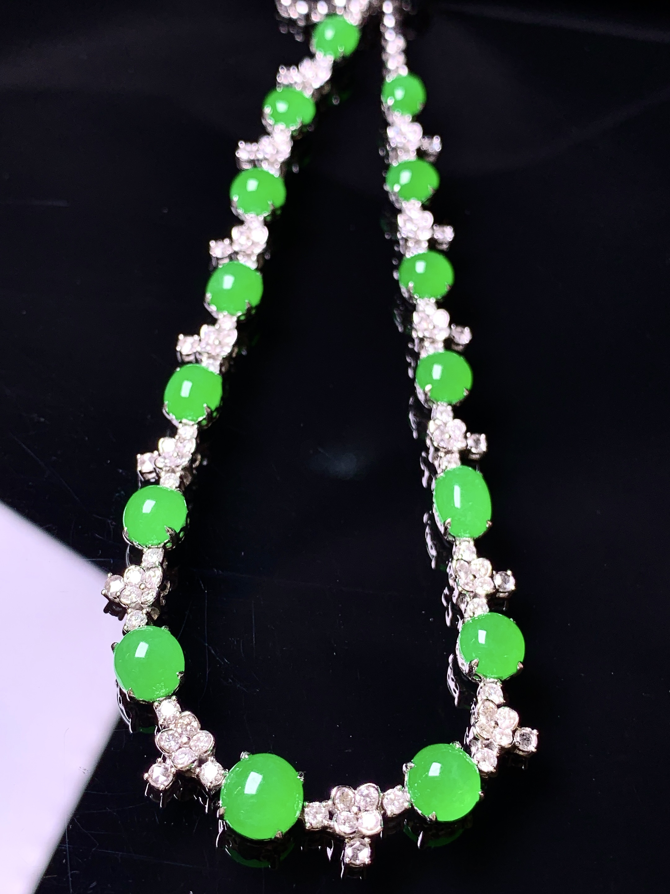 18k金钻镶嵌冰阳绿蛋面项链 玉质细腻 色泽艳丽清新 水润亮眼 整体尺寸6.3*3.5g1