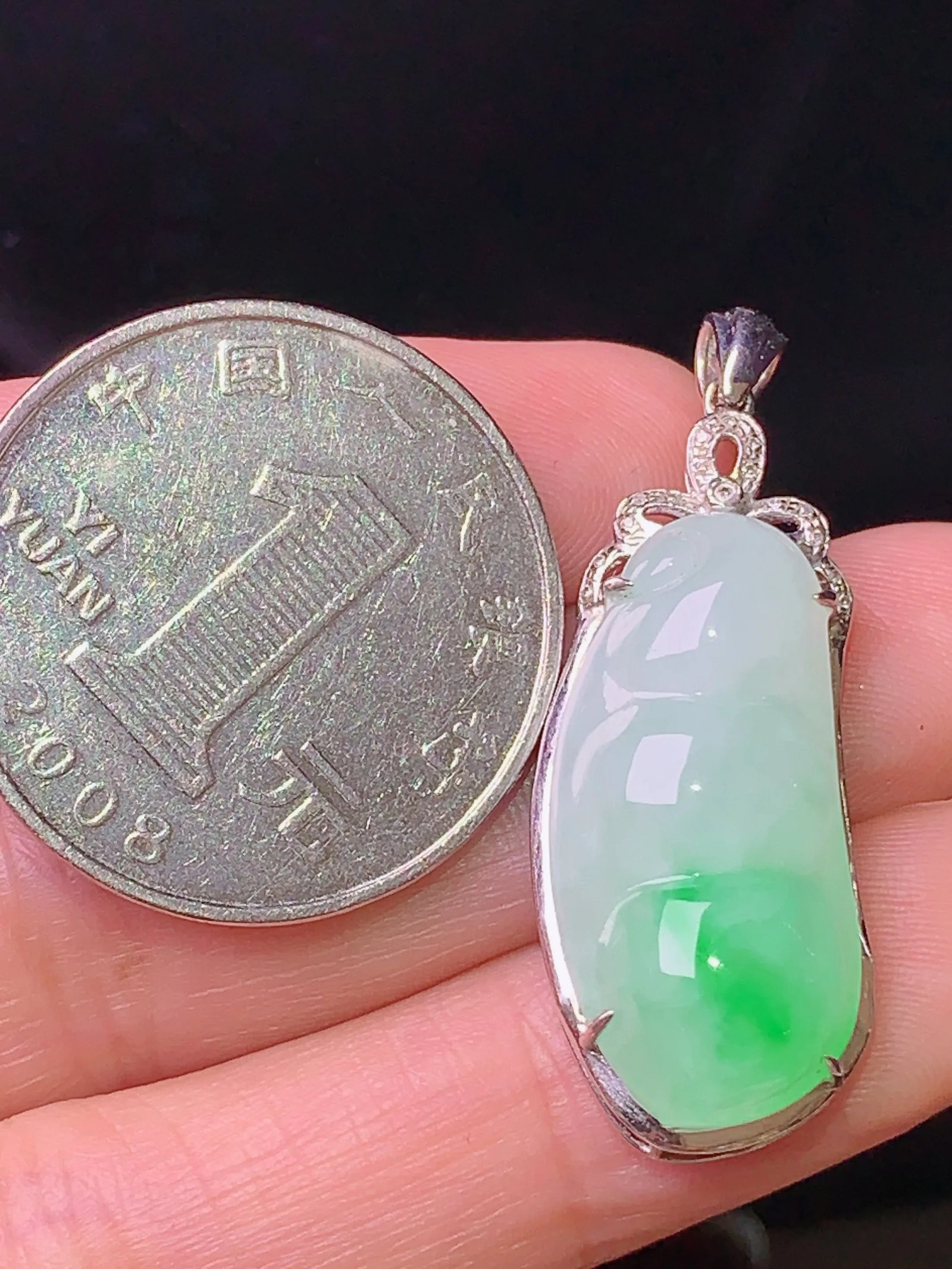 18k金钻镶嵌飘绿四季豆吊坠 玉质细腻 色泽艳丽 整体尺寸36.2*13.2*8.2m1