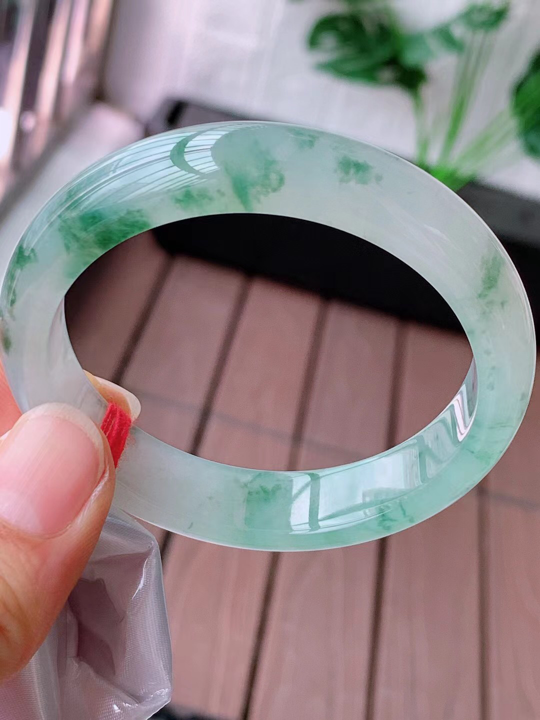 【翡翠名称】老种冰飘花53.7正圈口手镯
【翡翠尺寸】53.7/12.2/7.5mm适合52.6-55正圈口佩戴
【翡翠描述】宝贝种老水足，玉质细腻，色泽靓丽，性价比高，佩戴效果好！
【其它赠送】权威证书/精美挂绳盒子/支持全国复检