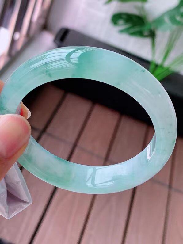 【翡翠名称】老种冰飘花52.8正圈口手镯
【翡翠尺寸】52.8/12.6/7.6mm适合51.8-54正圈口佩戴
【翡翠描述】宝贝种老水足，玉质细腻，色泽靓丽，性价比高，佩戴效果好！
【其它赠送】权威证书/精美挂绳盒子/支持全国复检