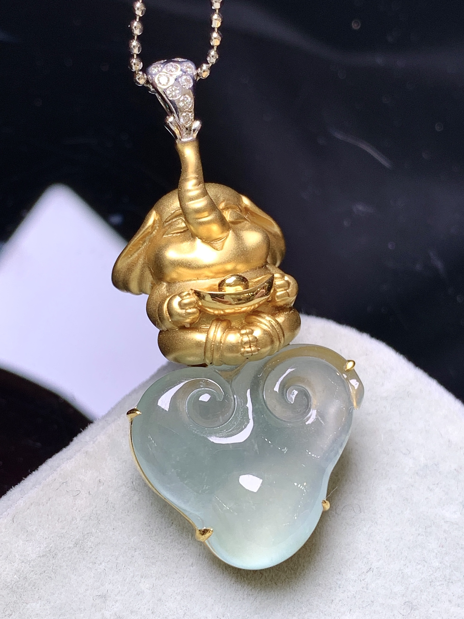 18k金钻镶嵌冰种如意吊坠 玉质细腻 色泽艳丽清新 水润亮眼 整体尺寸42.6*20*7.2m5