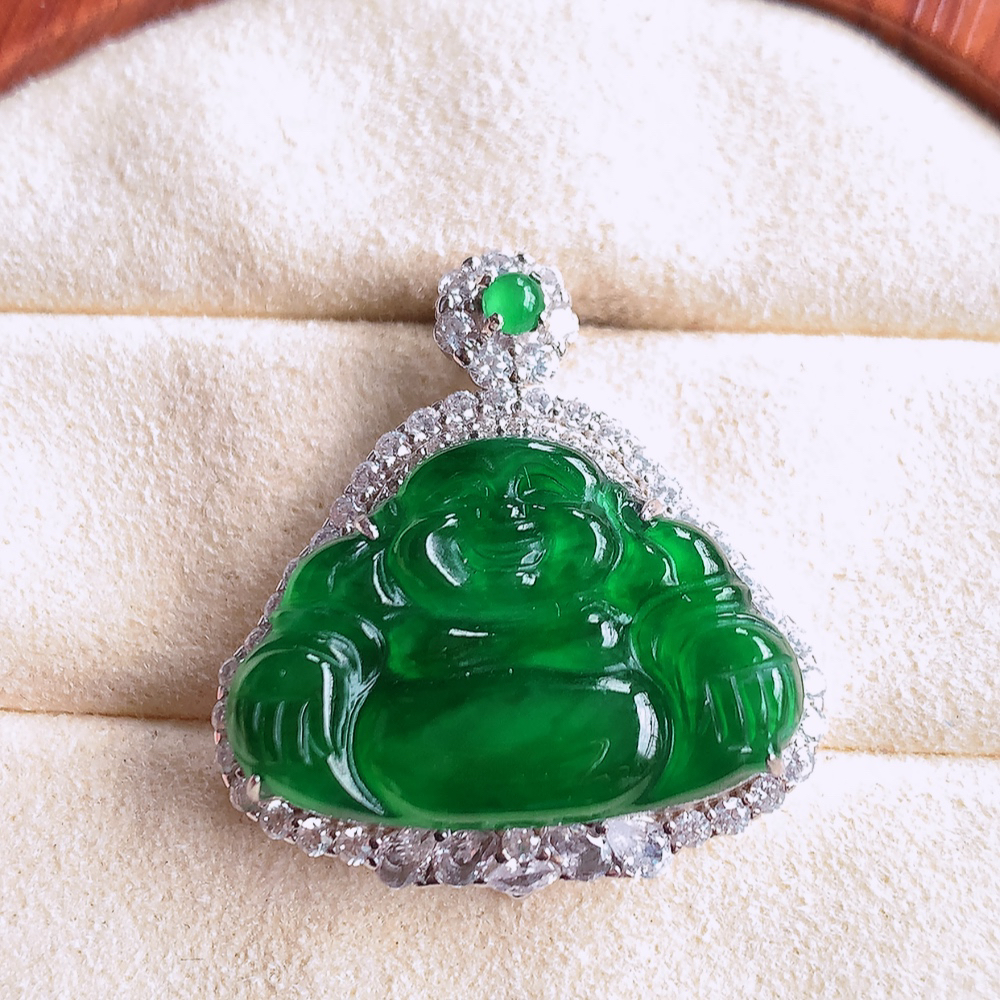 925银镶冰润满绿佛公挂件 玉质细腻  精雕弥勒佛，笑佛福耳垂肩，面相喜庆，开怀大笑，憨态可掬。惟妙惟肖，寓意福禄双全，吉祥美满，笑口常开 W481.16  整体尺寸：27-25-8.8mm   裸石尺寸：15.5-22.8mm