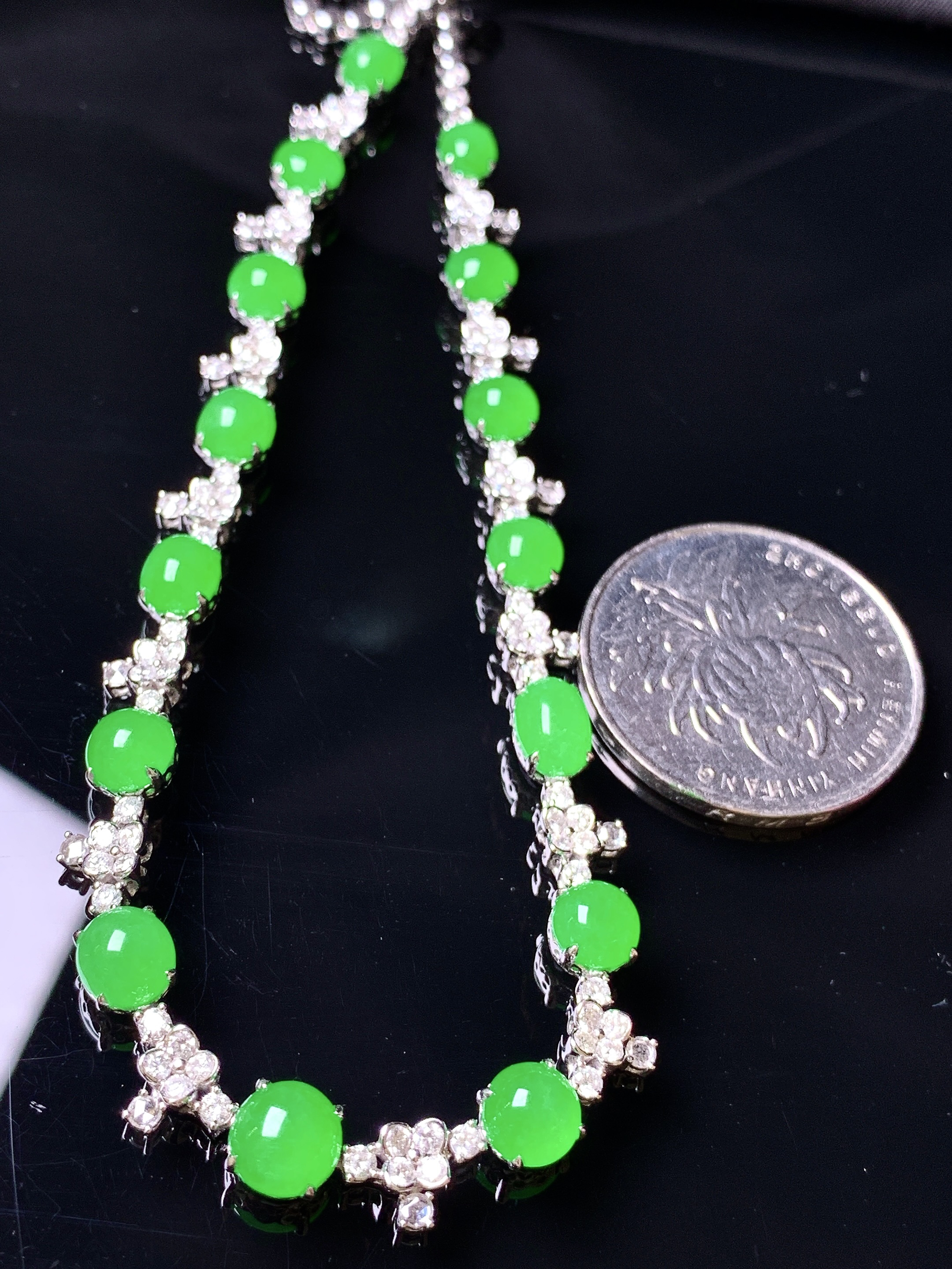 18k金钻镶嵌冰阳绿蛋面项链 玉质细腻 色泽艳丽清新 水润亮眼 整体尺寸6.3*3.5g1