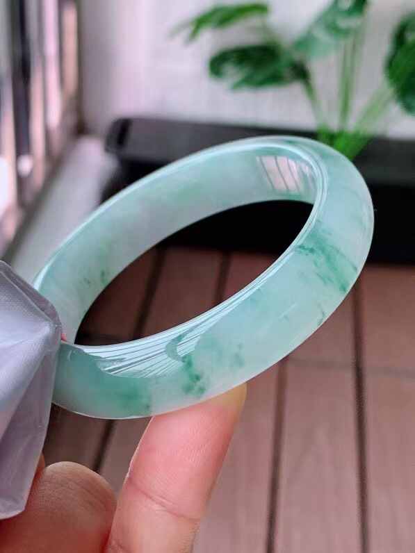 【翡翠名称】老种冰飘花52.8正圈口手镯
【翡翠尺寸】52.8/12.6/7.6mm适合51.8-54正圈口佩戴
【翡翠描述】宝贝种老水足，玉质细腻，色泽靓丽，性价比高，佩戴效果好！
【其它赠送】权威证书/精美挂绳盒子/支持全国复检