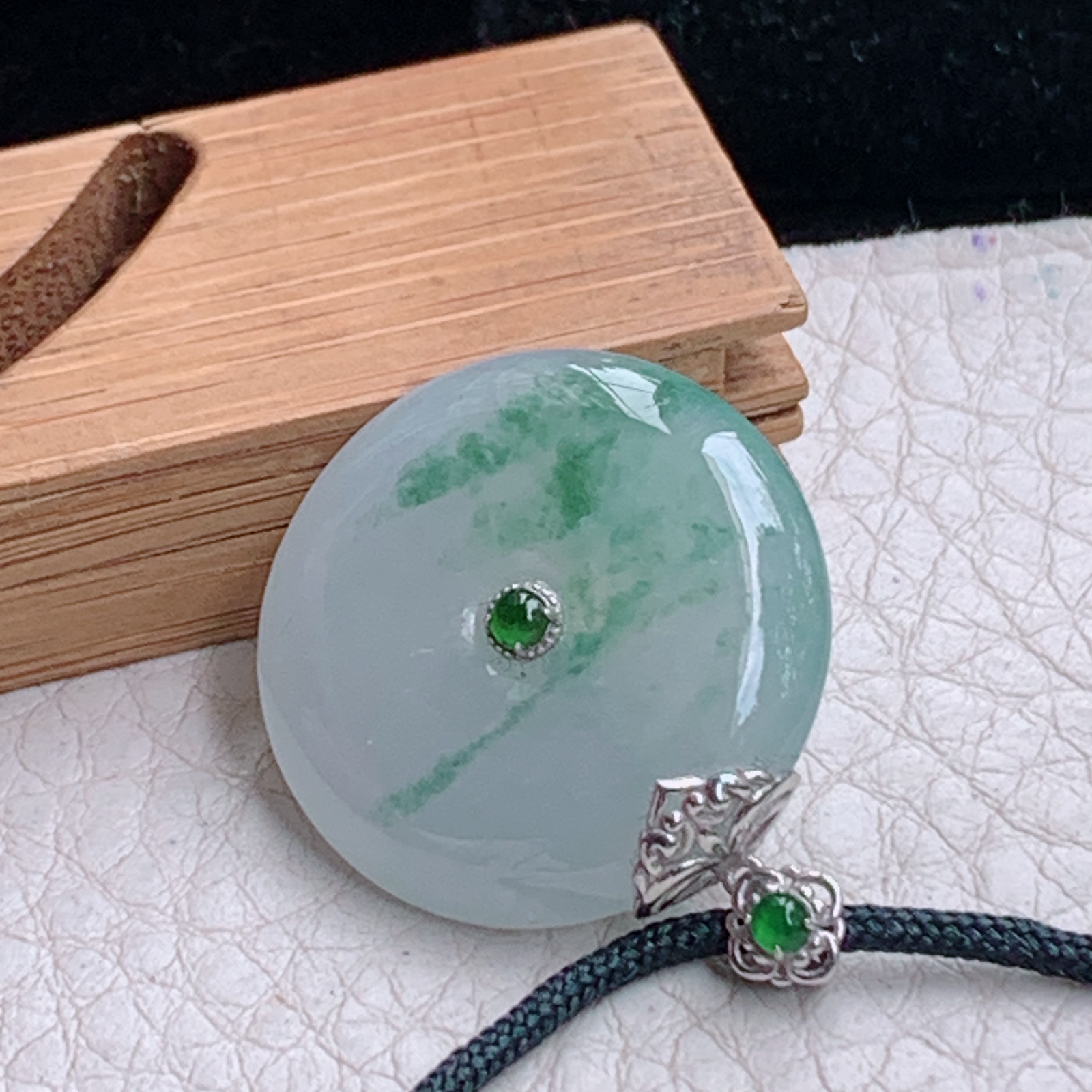 zz3实拍30.5*24.3*6天然缅甸翡翠飘花平安扣吊坠 镶金玉扣锁骨坠