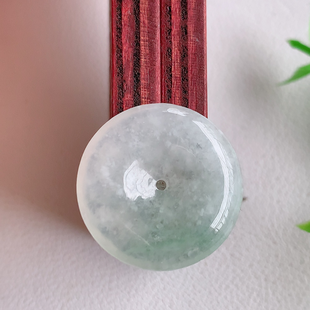 冰润平安扣吊坠，厚装饱满，冰润剔透，细腻水足，种质润泽，飘花灵动，佩戴优雅大气，W49.16   尺寸：23-4.5mm