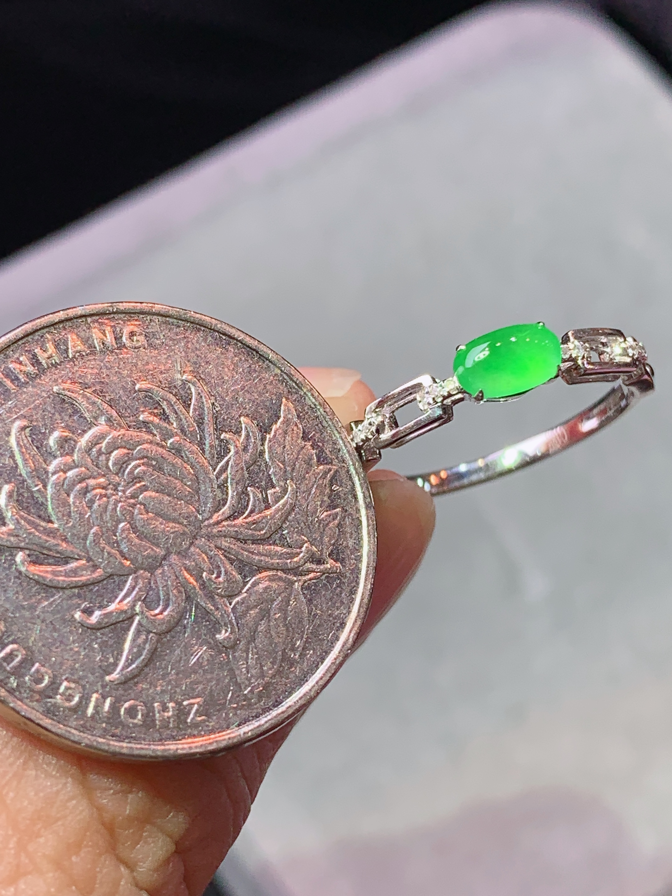 18k金钻镶嵌冰阳绿蛋面戒指 玉质细腻 色泽艳丽清新 水润亮眼 圈口14.5 裸石尺寸6*3.5*2.2m3