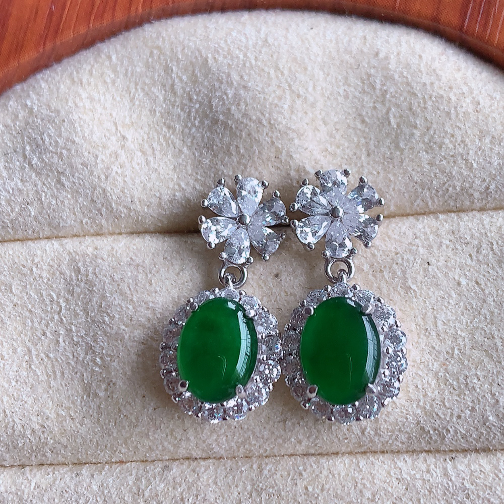 冰满绿翡翠925银镶嵌耳坠，自然光实拍，翠色灵动，颜色漂亮，种老水足，品相佳，佩戴佳品！W815.16  取一整体尺寸：19-9.3-5.8mm  裸石尺寸：7.8-5.8mm