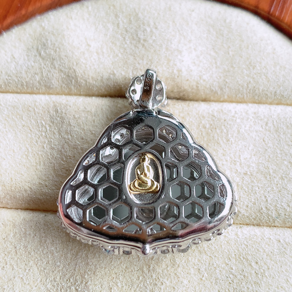 925银镶冰润满绿佛公挂件 玉质细腻  精雕弥勒佛，笑佛福耳垂肩，面相喜庆，开怀大笑，憨态可掬。惟妙惟肖，寓意福禄双全，吉祥美满，笑口常开 W481.16  整体尺寸：27-25-8.8mm   裸石尺寸：15.5-22.8mm