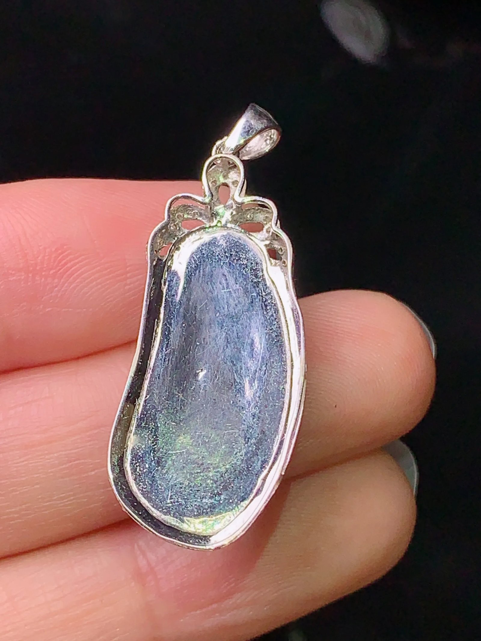 18k金钻镶嵌飘绿四季豆吊坠 玉质细腻 色泽艳丽 整体尺寸36.2*13.2*8.2m1