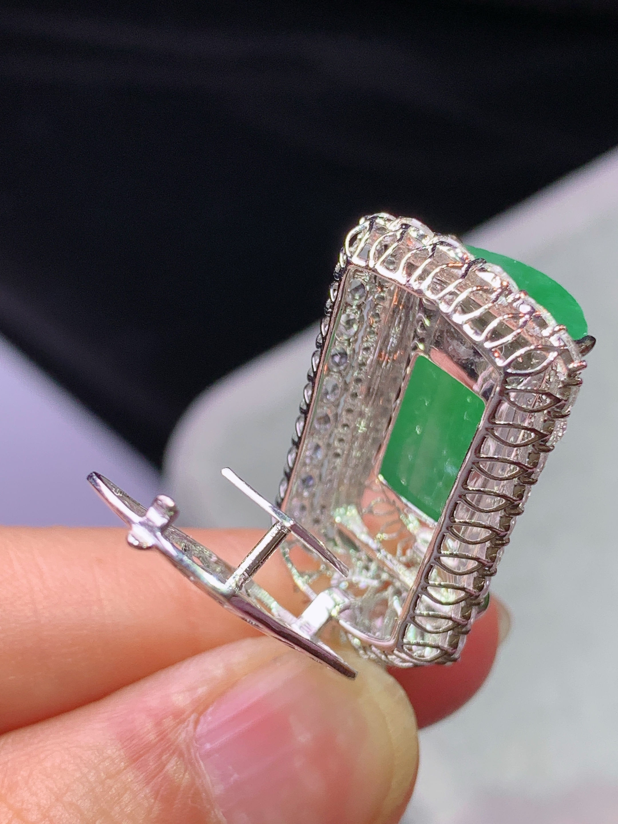 18k金钻镶嵌冰阳绿玉柱吊坠 玉质细腻 色泽艳丽清新 水润亮眼 整体尺寸36*17*12.3m3