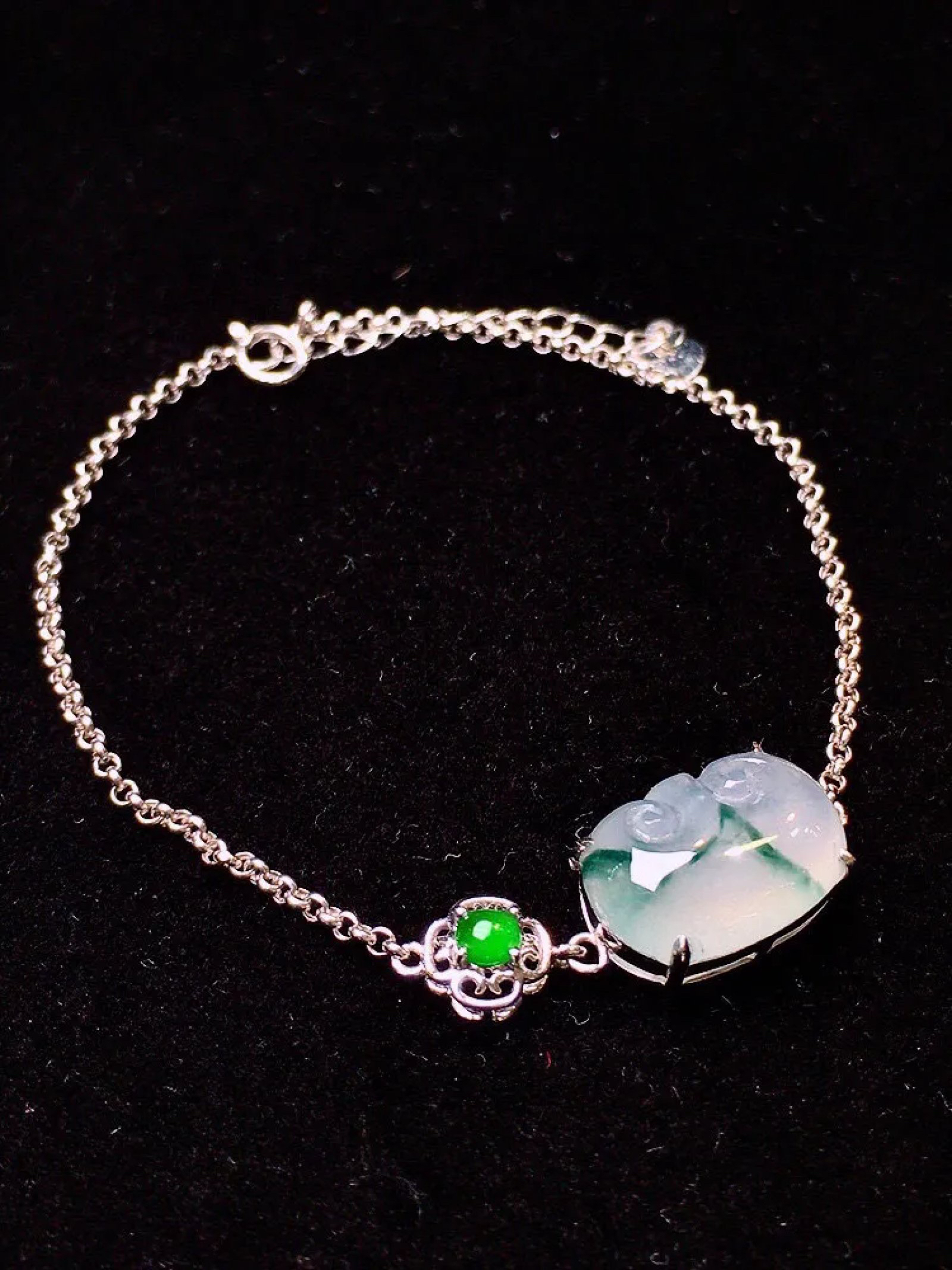 18K金镶嵌飘绿如意手链 玉质细腻 水润透亮 款式新颖时尚唯美 搭配绿色小蛋面 周长180裸石尺寸 13.7*9.3*4.2m