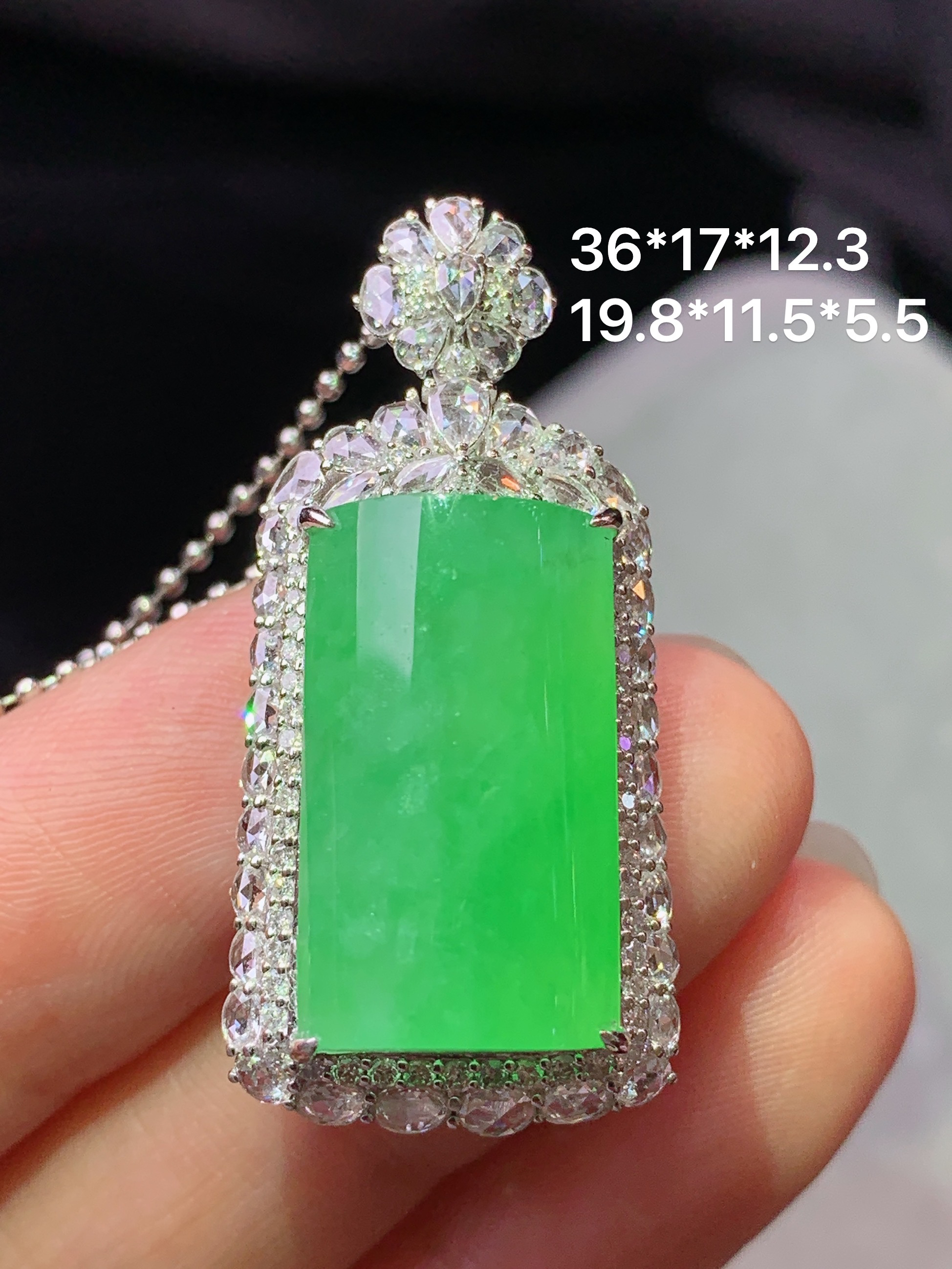 18k金钻镶嵌冰阳绿玉柱吊坠 玉质细腻 色泽艳丽清新 水润亮眼 整体尺寸36*17*12.3m3