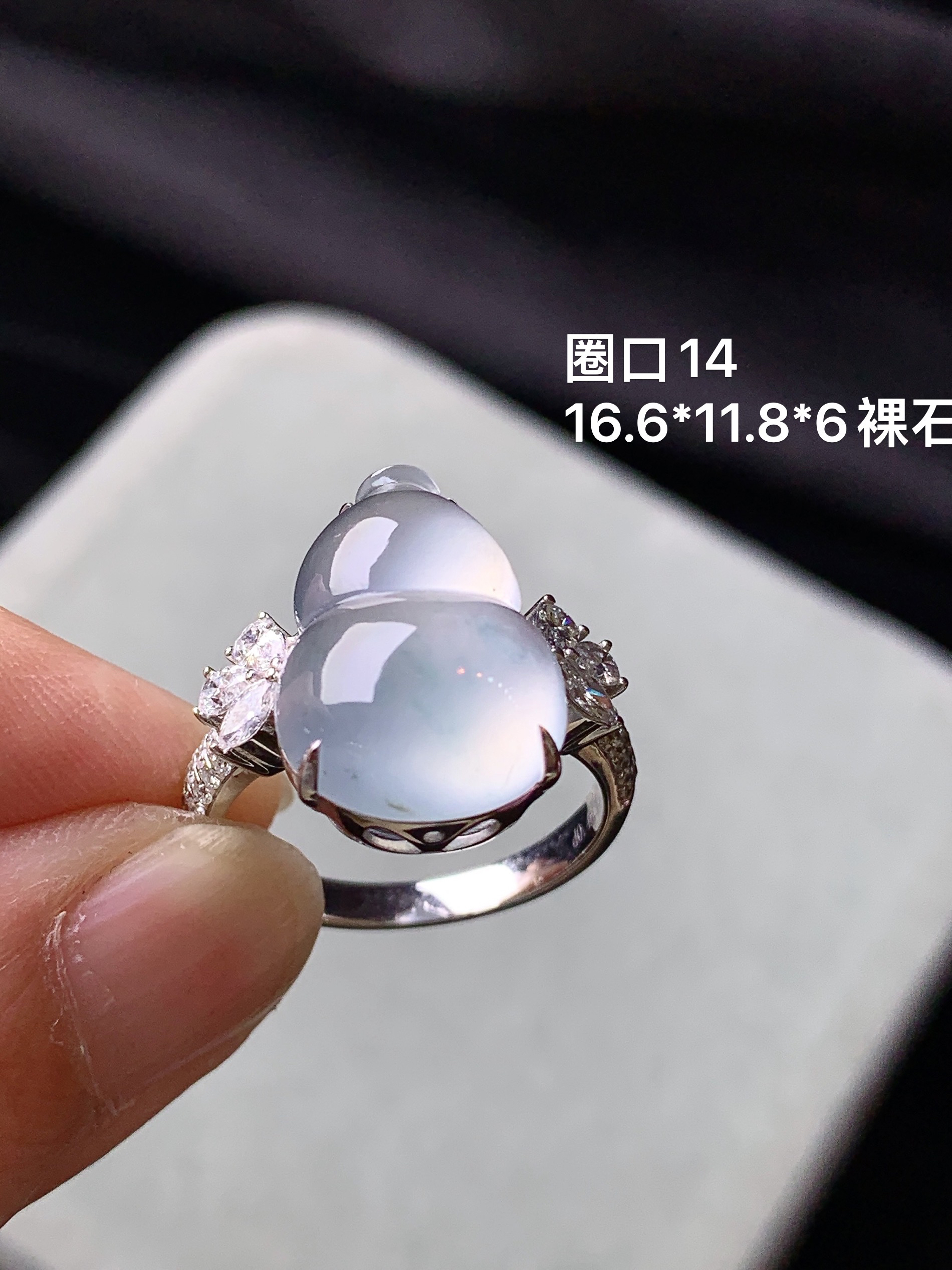18k金钻镶嵌冰种葫芦戒指 玉质细腻 色泽艳丽清新 水润亮眼 圈口14 裸石尺寸16.6*11.8*6