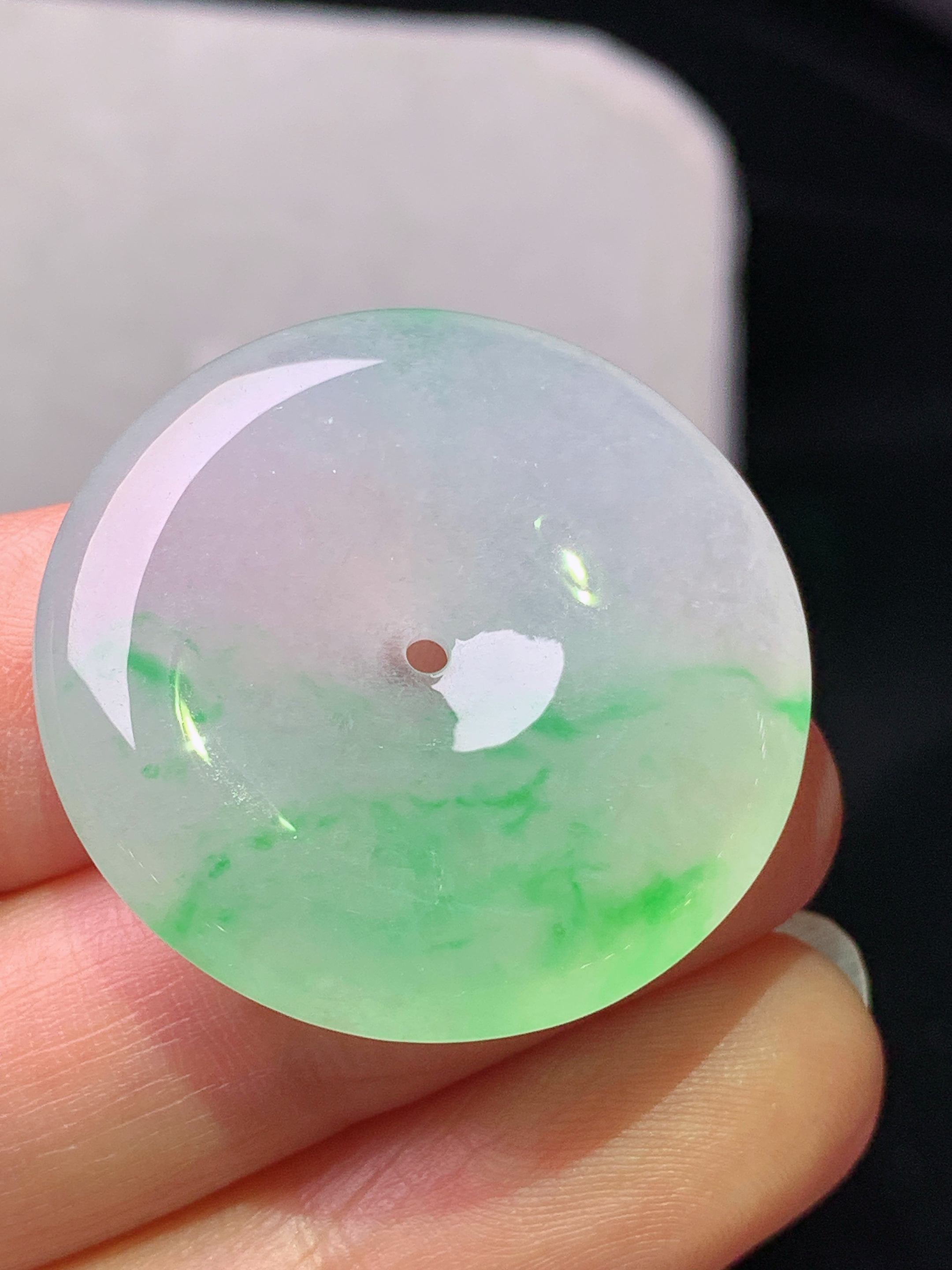 冰飘阳绿平安扣吊坠 玉质细腻 色泽艳丽清新 水润亮眼 整体尺寸29.6*5.6x1