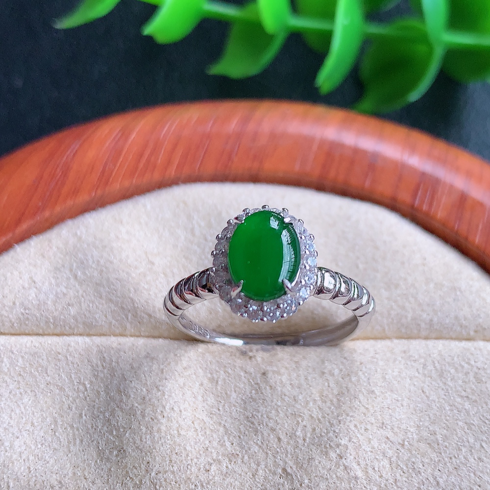 冰满绿精美蛋面翡翠戒指  玉质细腻  冰清玉润  飘花灵动  颜色漂亮  W815.16  内径尺寸：17.5-10.5-6.5mm  裸石尺寸：8-5.5mm