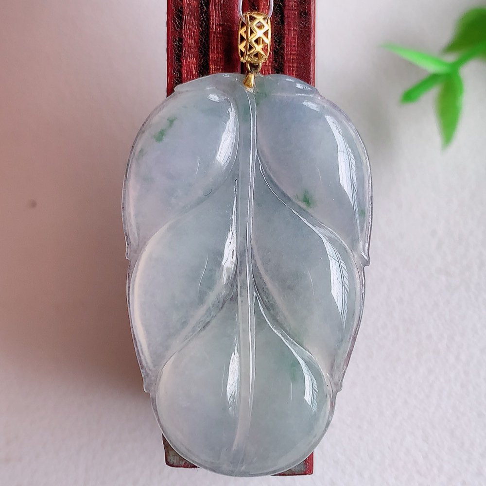 18k金扣冰润飘花金枝玉叶翡翠吊坠  老种起胶感  飘花灵动  寓意“金枝玉叶，大业有成，一夜成名”  饱满大气，水润通透。W49.16  尺寸：37-23.3-3.5mm