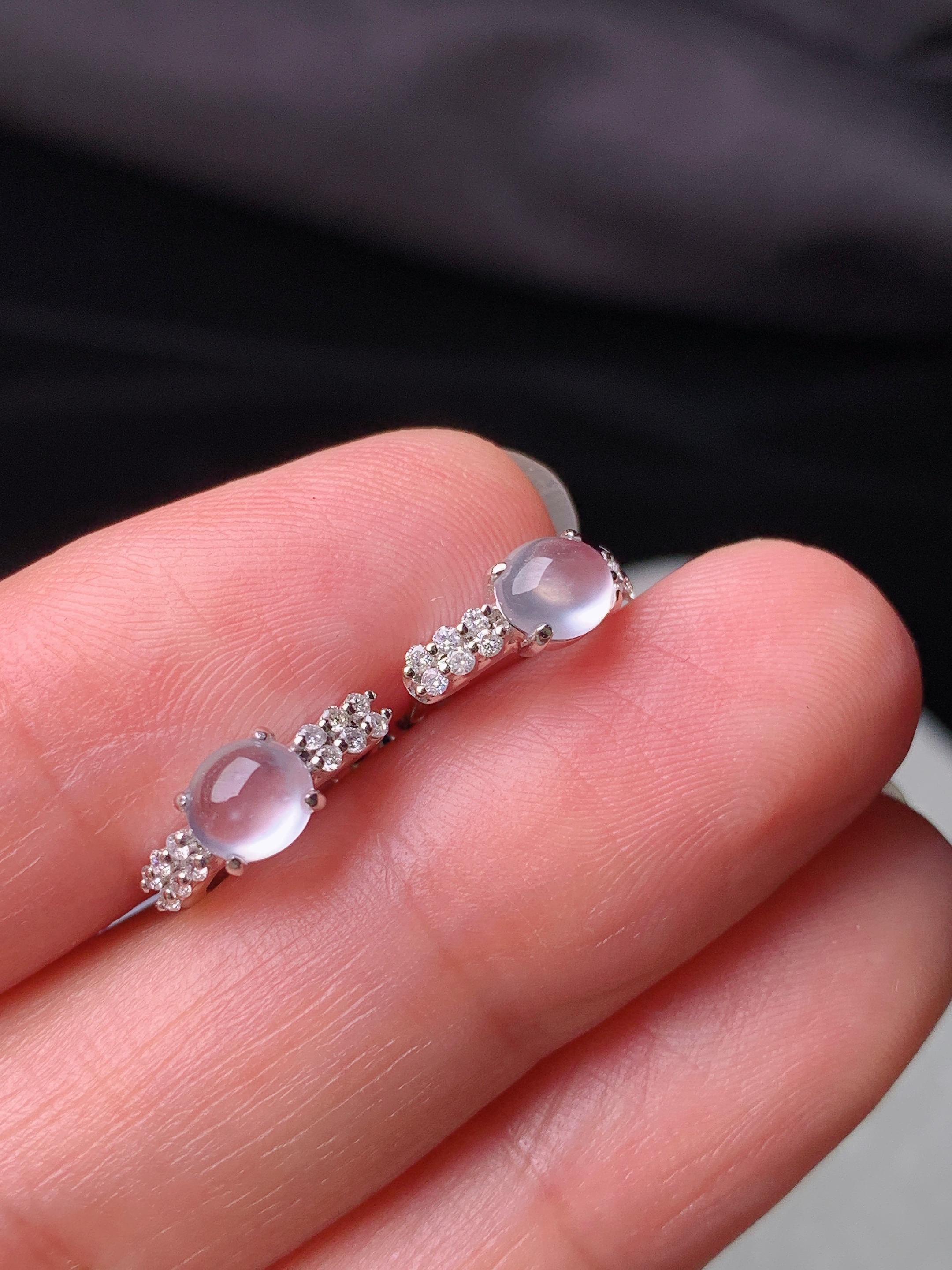 18k金钻镶嵌冰种蛋面耳钉 玉质细腻 色泽艳丽清新 水润亮眼 裸石尺寸4.6*2.3m3