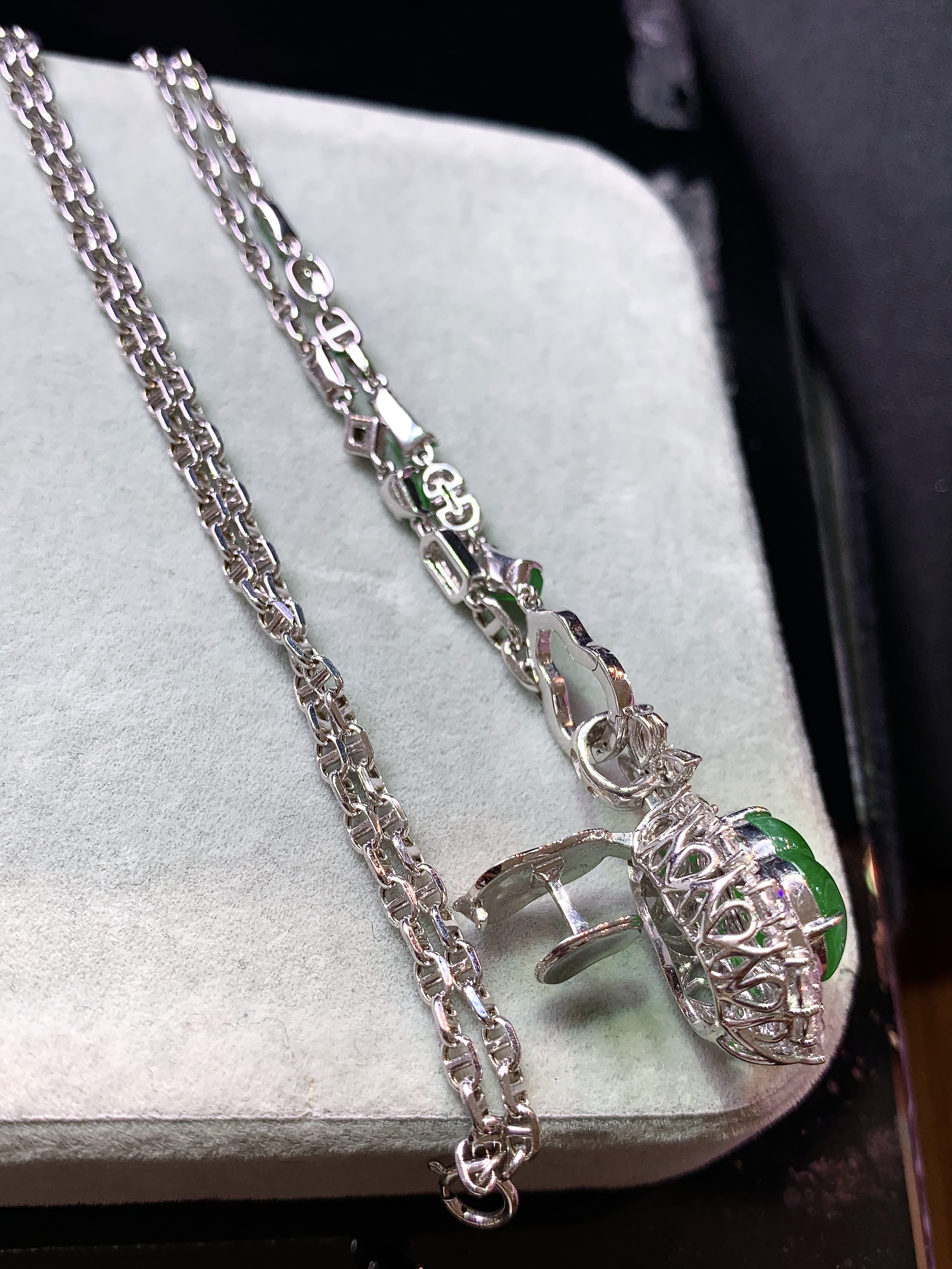 18k金钻镶嵌冰阳绿葫芦项链吊坠两用款 玉质细腻 色泽艳丽清新 水润亮眼 整体尺寸25.8*14.3*11.3L3