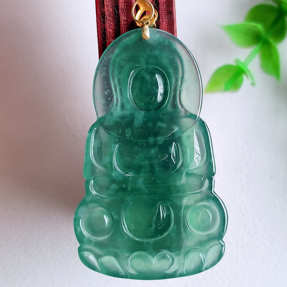 18k金扣蓝冰精雕观音吊坠，法相端庄大气，工艺精湛，种色浓郁，细腻饱满冰润，种老水足，收藏佳品，佩戴大气  W01.16   尺寸：42.5-26-3.6mm