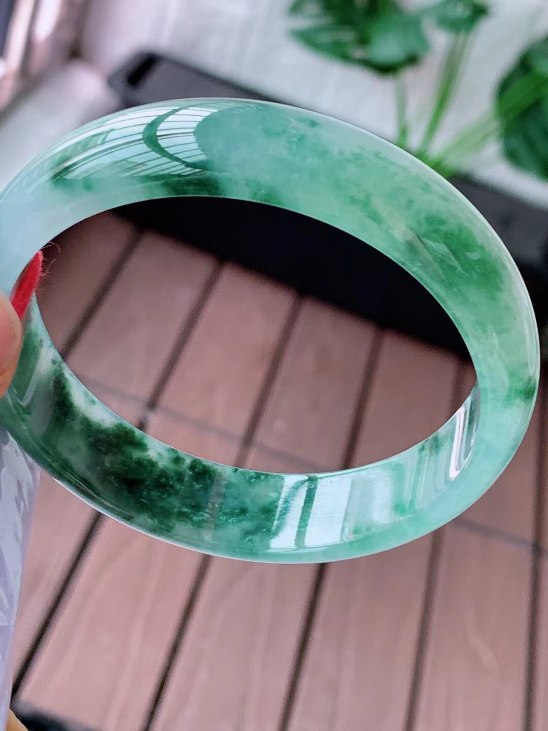 【翡翠名称】老种冰飘花58.8正圈口手镯
【翡翠尺寸】58.8/14.5/7mm适合57.8-60正圈口佩戴
【翡翠描述】宝贝种老水足，玉质细腻，色泽靓丽，性价比高，佩戴效果好！
【其它赠送】权威证书/精美挂绳盒子/支持全国复检