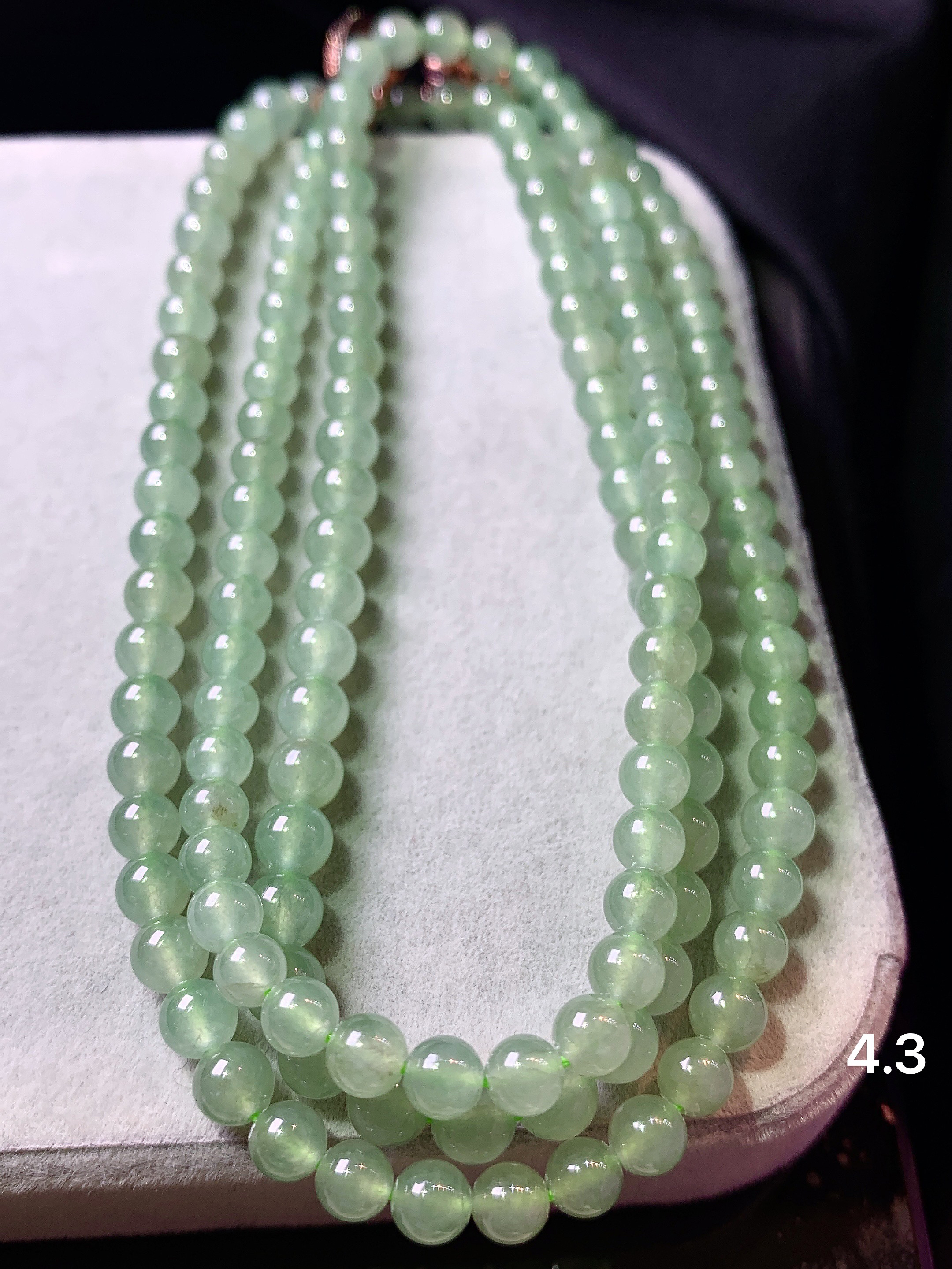 冰种浅绿圆珠项链 玉质细腻 色泽艳丽清新 水润亮眼 整体尺寸4.3c5