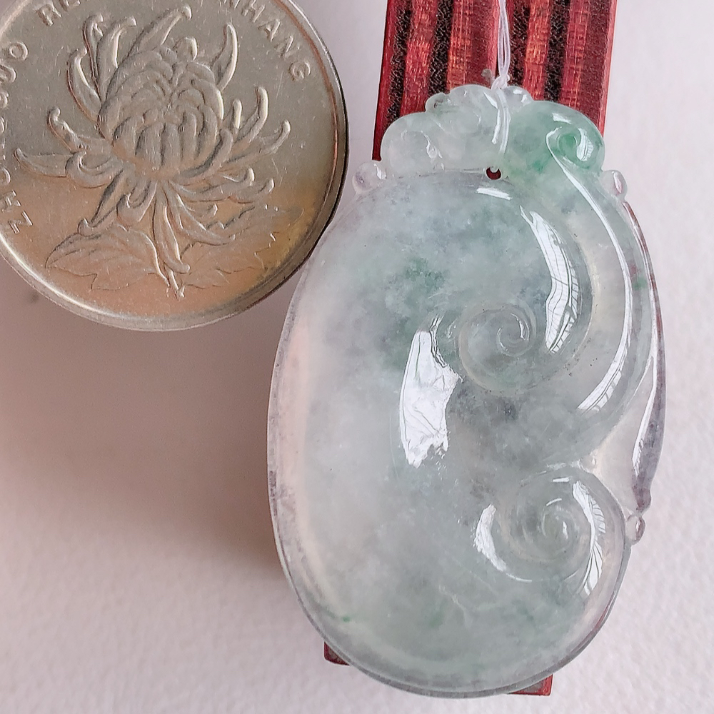 冰润飘花吉祥如意翡翠吊坠  寓意“万事如意，吉祥如意,福寿绵长 心想事成”饱满大气，通透水润  W49.16 尺寸：36.5-23.5-5mm