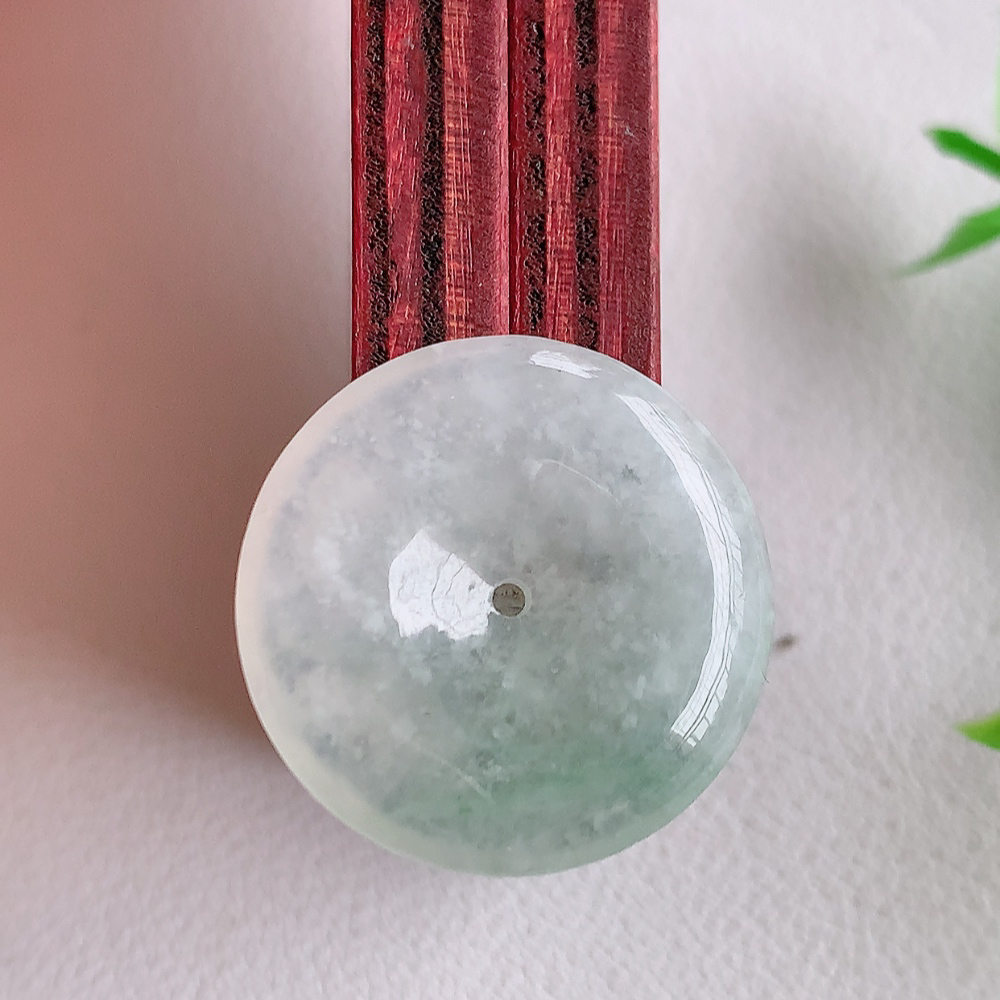 冰润平安扣吊坠，厚装饱满，冰润剔透，细腻水足，种质润泽，飘花灵动，佩戴优雅大气，W49.16   尺寸：23-4.5mm