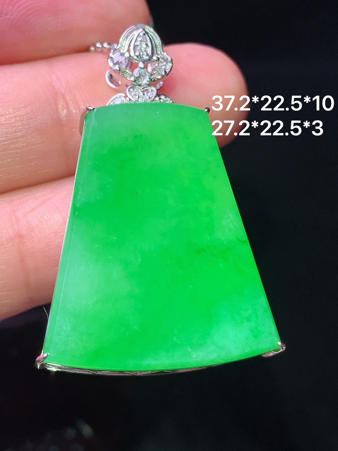 18k金钻镶嵌阳绿无事牌吊坠 玉质细腻 色泽艳丽清新 水润亮眼 整体尺寸37.2*22.5*10y1